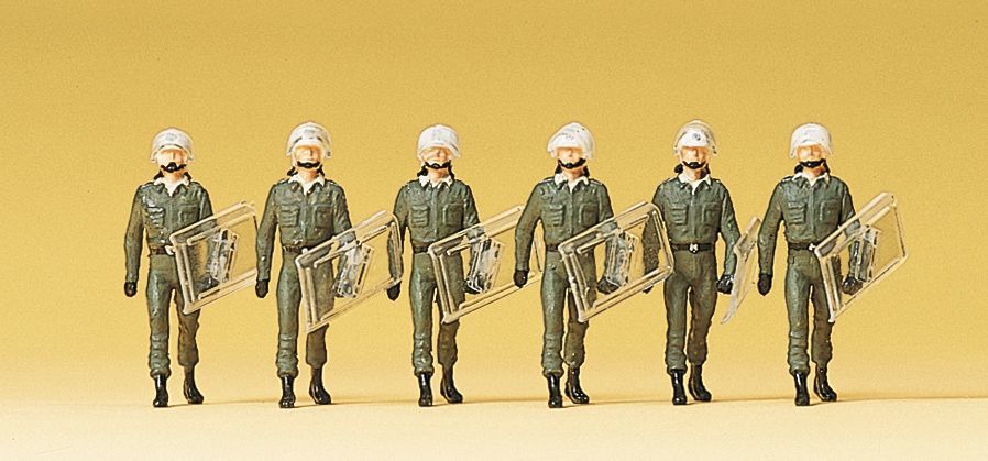Preiser 10392 HO scale, BRD BGS officials on duty with helmets and protective shields