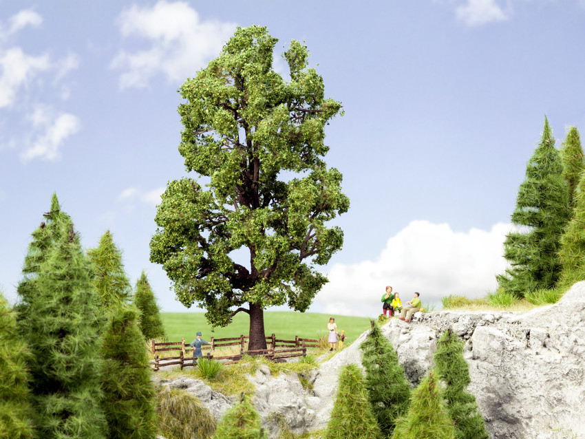 Noch 21802 HO scale, Chestnut Tree  18.5 cm high