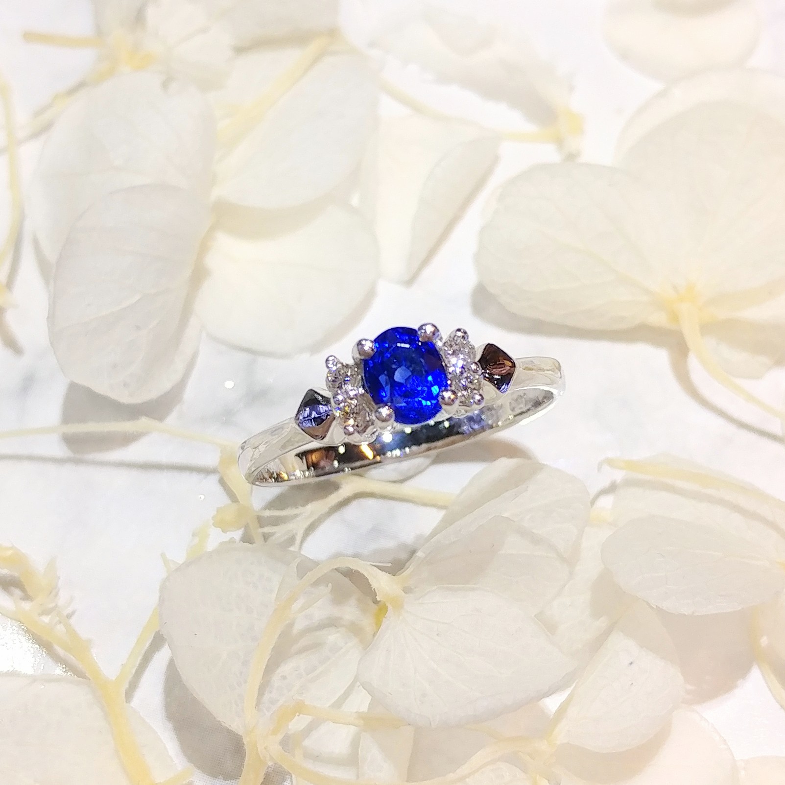 全新18K白金【單粒56份藍寶石】配4份鑽石戒指