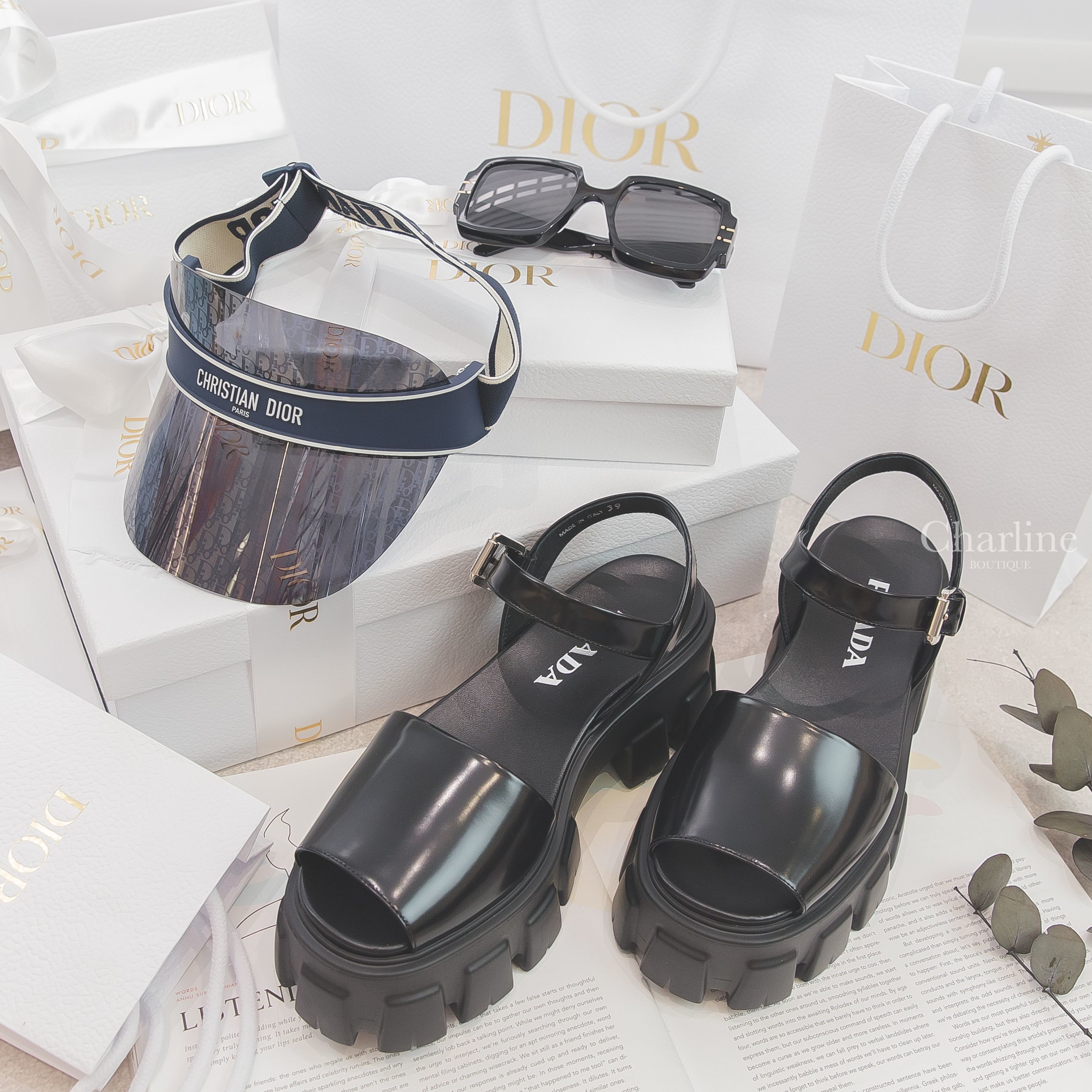 Dior Diorclub 藍色滿版老花鏡面拼白色 Logo 字樣遮陽帽,Dior Sunglasses 黑色方框側邊金色 Logo 太陽眼鏡,Prada Sandals 黑色皮革銀色扣環厚底涼鞋-Charline Boutique 精品代購