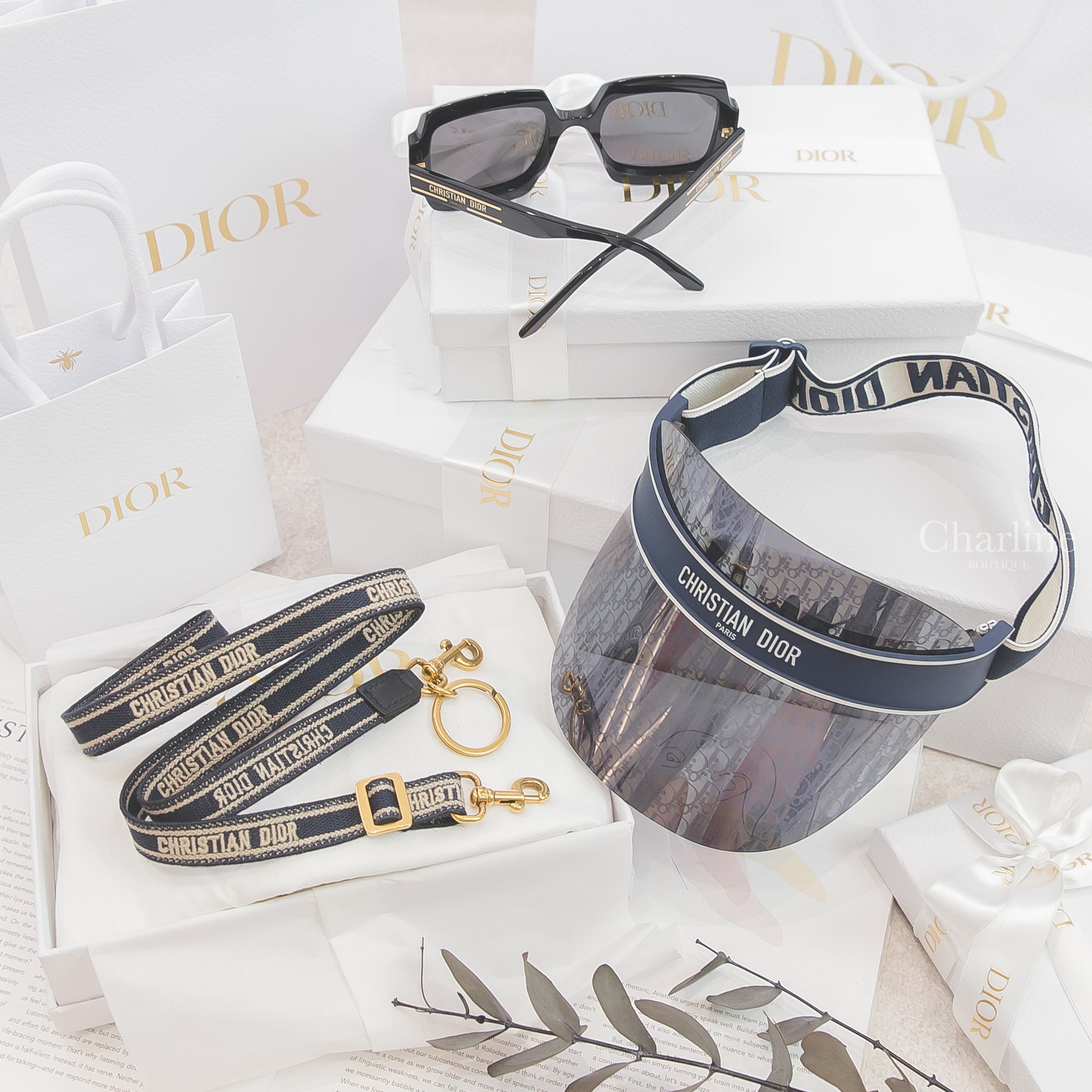 Dior Diorclub 藍色滿版老花鏡面拼白色Logo字樣遮陽帽,Dior Strap 深藍拼亞麻刺繡Logo細版金釦小牛皮背帶,Dior Sunglasses 黑色方框側邊金色Logo太陽眼鏡-Charline Boutique 精品代購