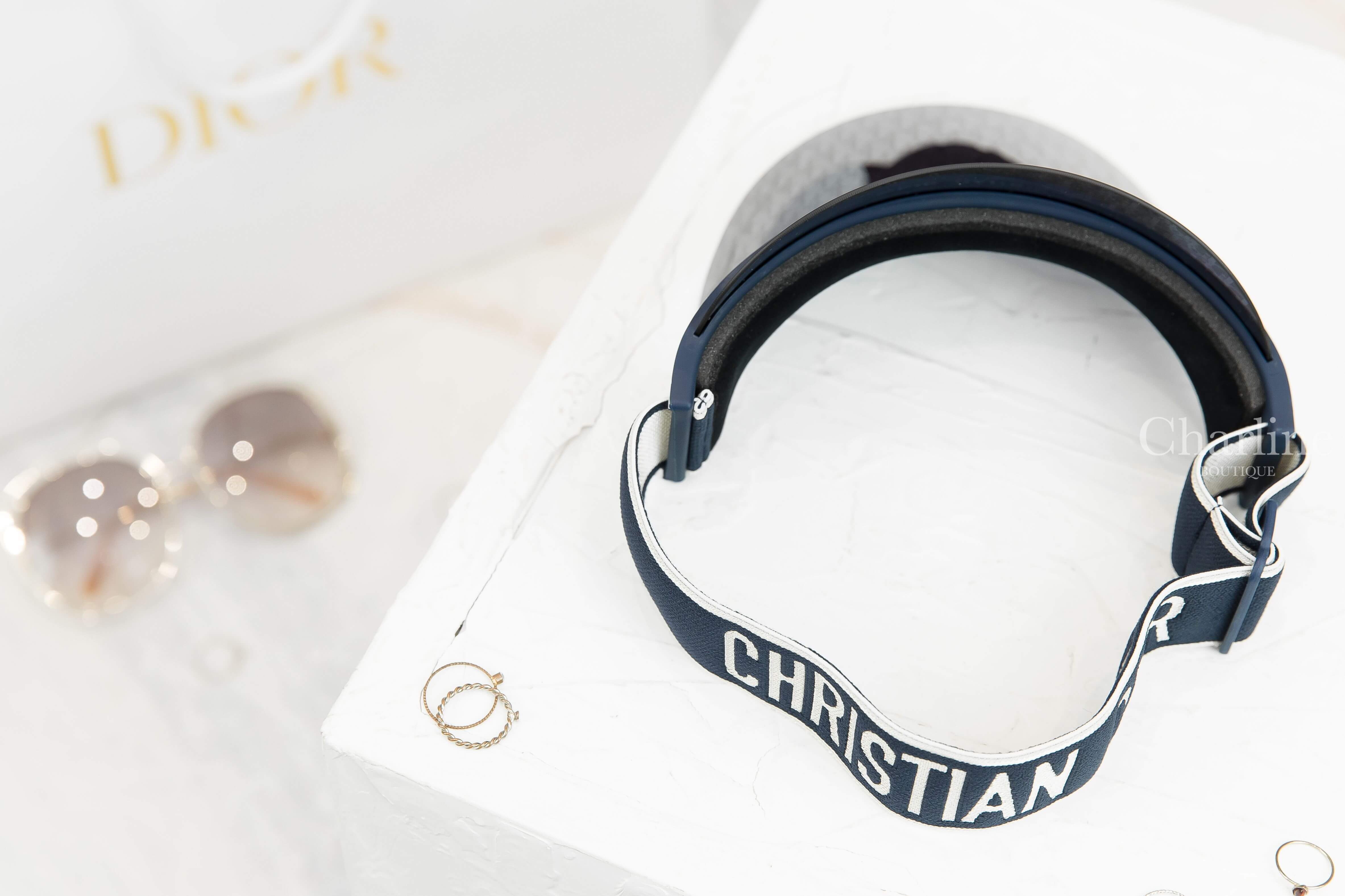 Dior Diorclub V1U 藍色滿版老花鏡面拼白色 Logo 字樣遮陽帽-Charline Boutique 精品代購