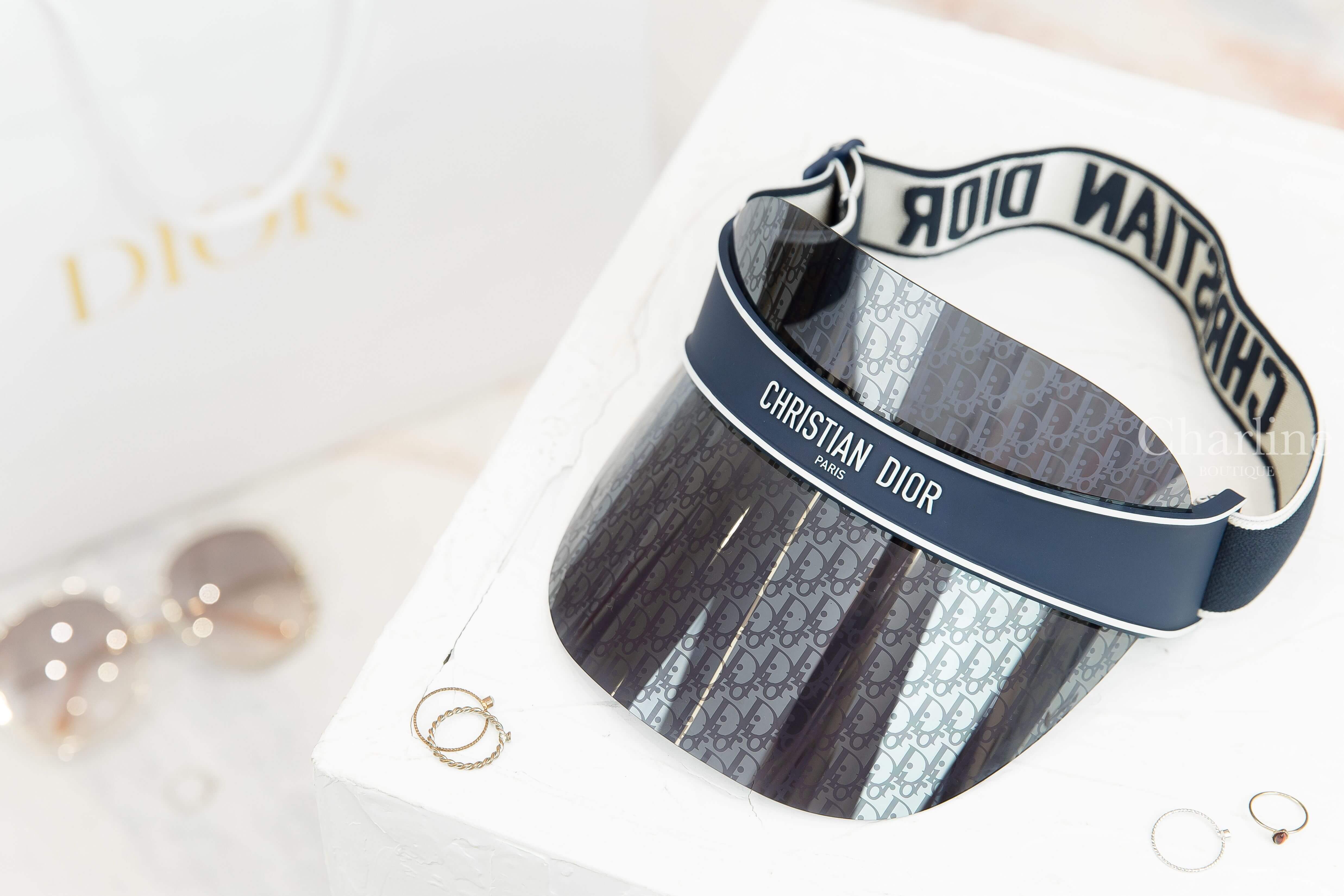 Dior Diorclub V1U 藍色滿版老花鏡面拼白色 Logo 字樣遮陽帽-Charline Boutique 精品代購
