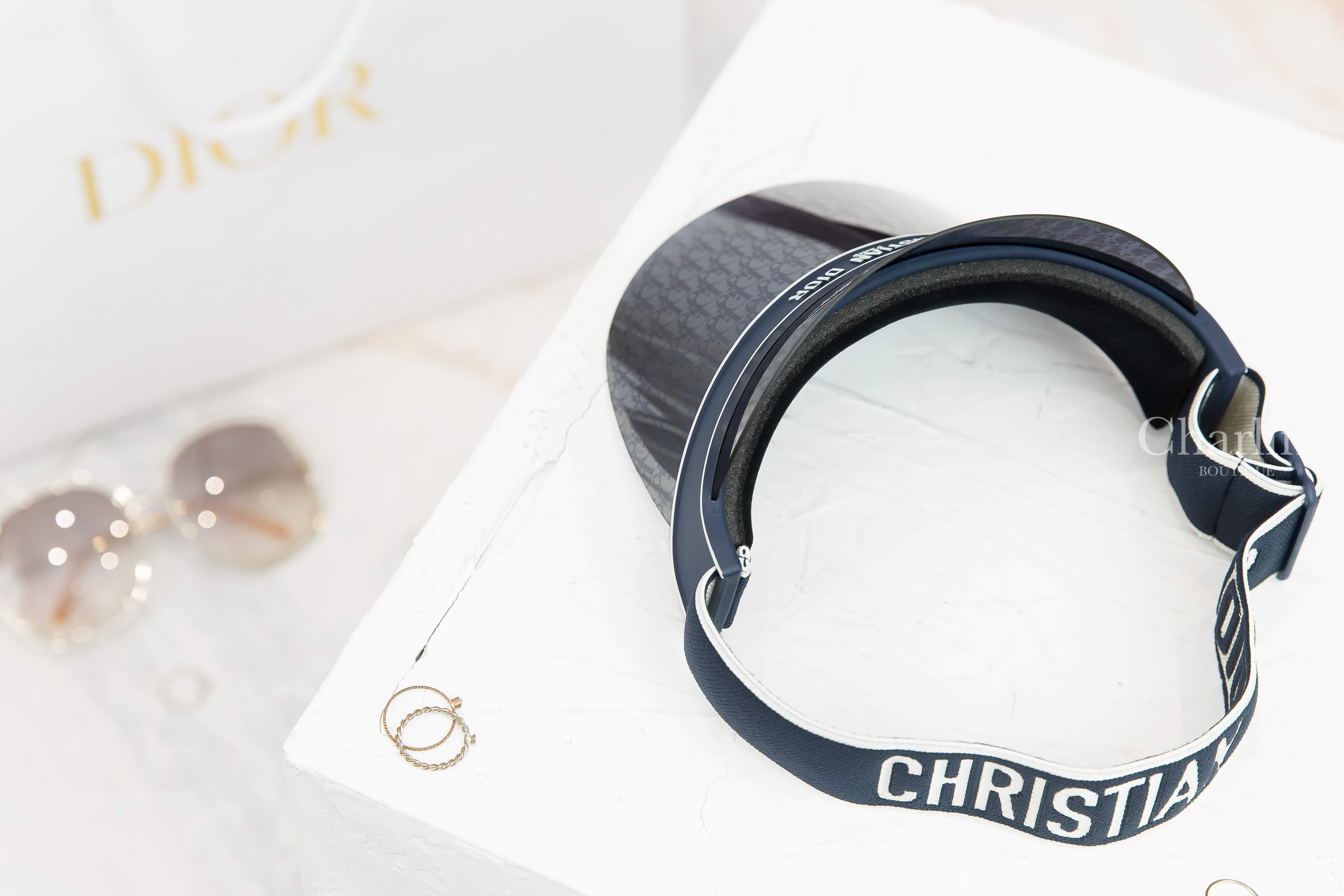 Dior Diorclub V1U 藍色滿版老花鏡面拼白色 Logo 字樣遮陽帽-Charline Boutique 精品代購