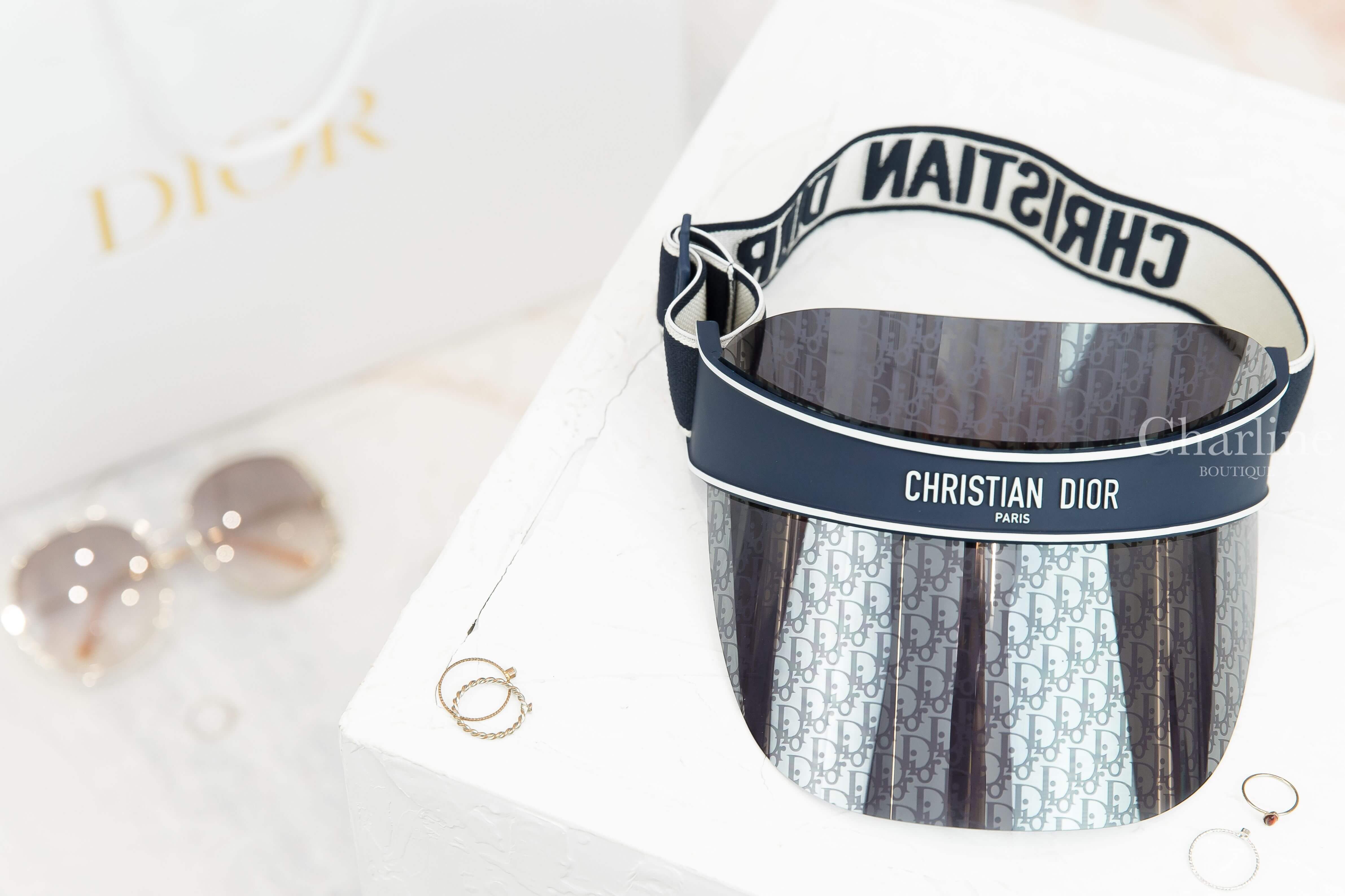 Dior Diorclub V1U 藍色滿版老花鏡面拼白色 Logo 字樣遮陽帽-Charline Boutique 精品代購