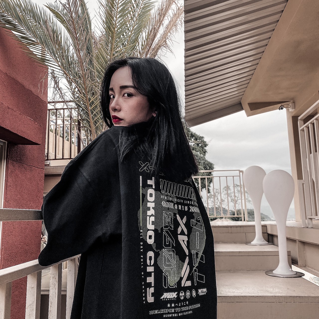 MAXXC 歡迎光臨未來短T-黑