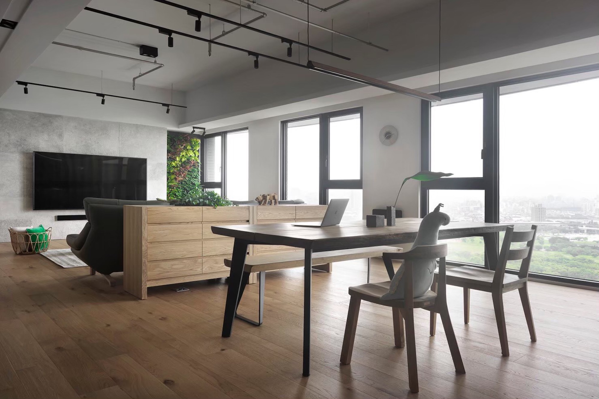 使用長度160公分、寬度35公分、厚5公分的索羅門檜木一枚板，搭配雙梯椅腳，所製成的索羅門檜木原木長凳。photo credit: 成舍設計