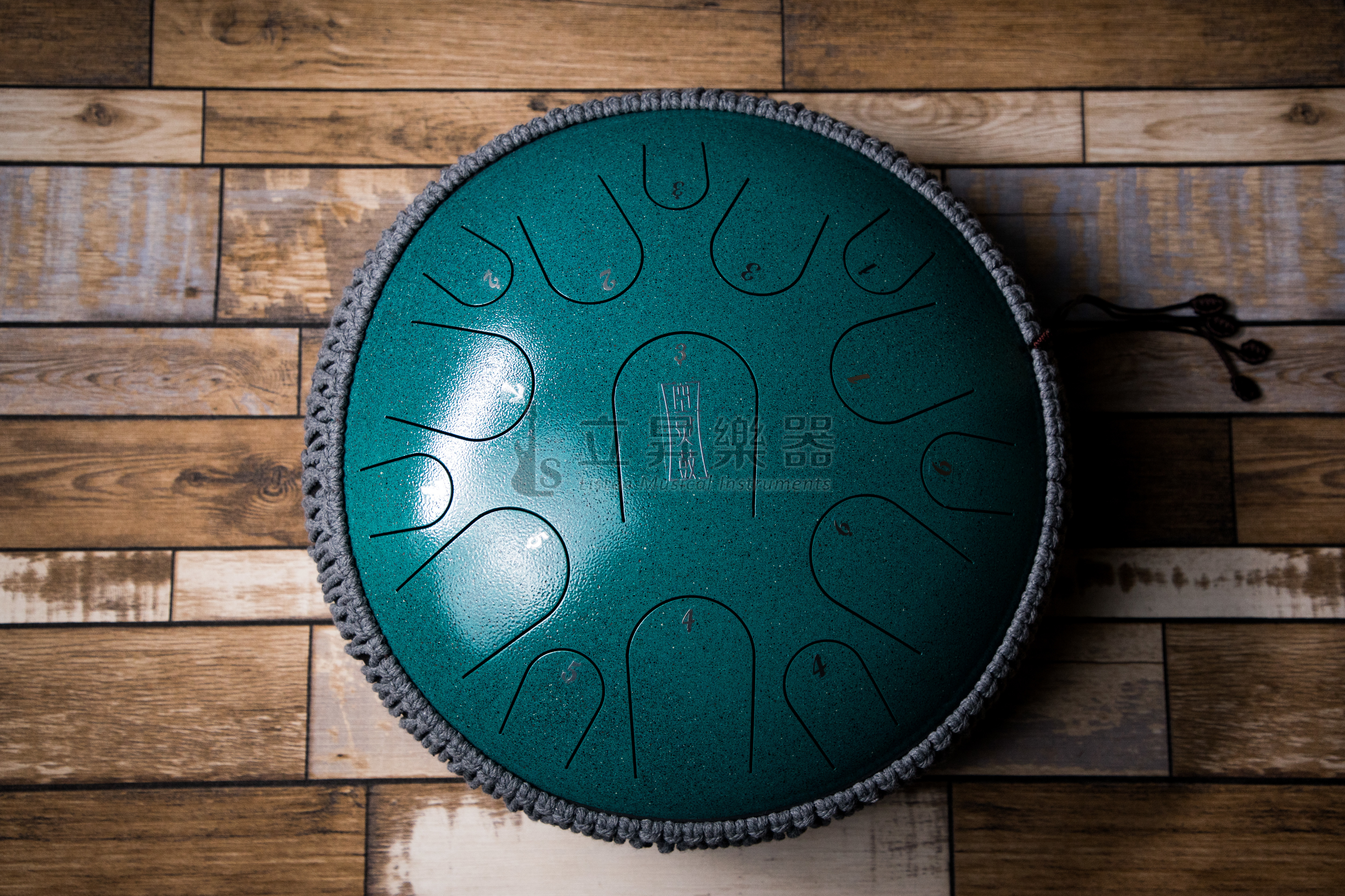 Hluru HB1315 魯儒 13吋 15音 鎏金鑽 孔雀石 薰衣草紫 藏青 電鍍翡翠綠 空靈鼓 鋼舌鼓 B系列鈦金鋼製 D調 可加購腳架【附贈厚實背袋、歌曲本及多樣配件】 第 3 張圖片｜三峽配件 / 週邊