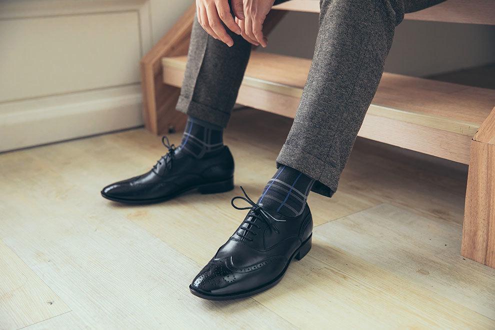 特寫淺灰色格紋抗菌除臭紳士襪搭配深灰西裝褲與黑色牛津鞋