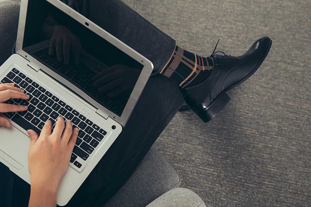 特寫棕褐色格紋抗菌除臭紳士襪搭配灰黑西裝褲與黑色德比鞋