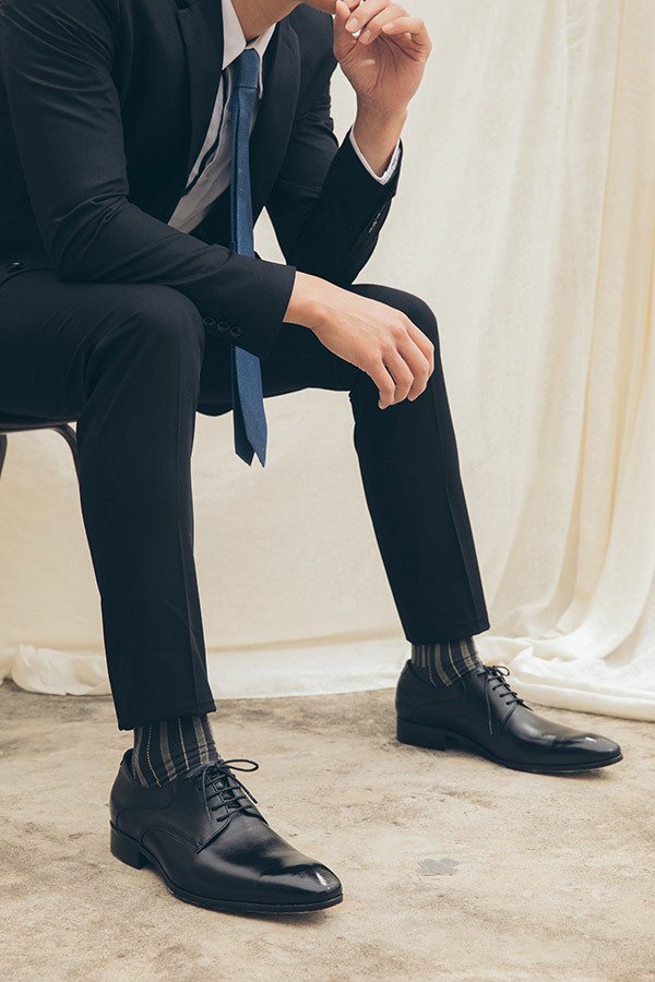 灰色粗直條紋抗菌除臭紳士襪搭配黑色西裝與黑色德比鞋