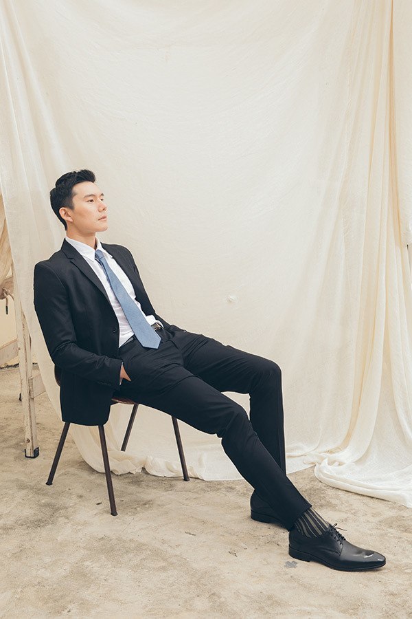 黑色商務西裝搭配黑色德比鞋與灰色粗直條紋紳士襪