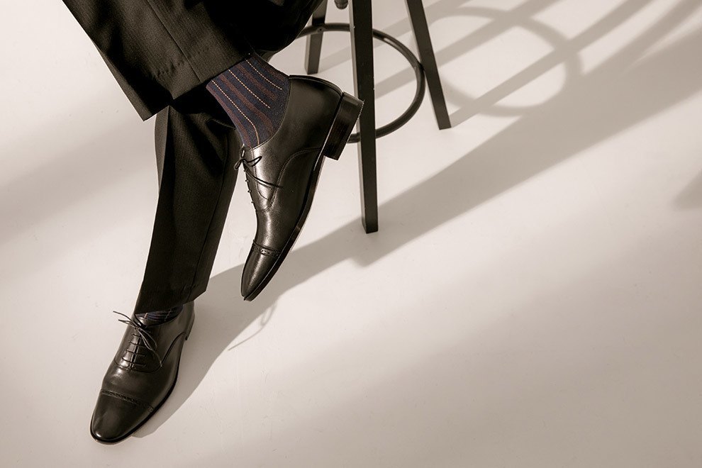 棕褐色粗直條紋抗菌除臭紳士襪搭配黑色西裝褲與黑色牛津鞋
