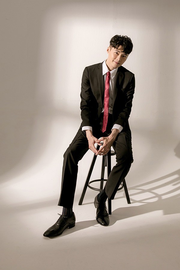 黑色商務西裝搭配黑色牛津鞋與棕褐色粗直條紋紳士襪