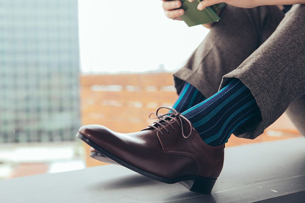 特寫藍綠色粗直條紋抗菌除臭紳士襪搭配毛尼西裝褲與咖啡色德比鞋