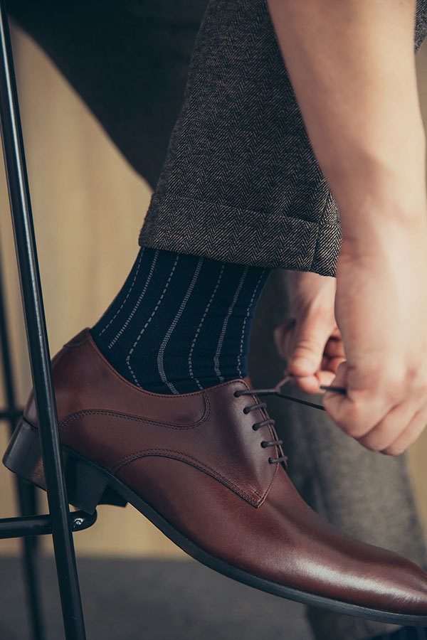 寶藍底的淺灰色細條紋抗菌除臭紳士襪搭配咖啡色德比鞋