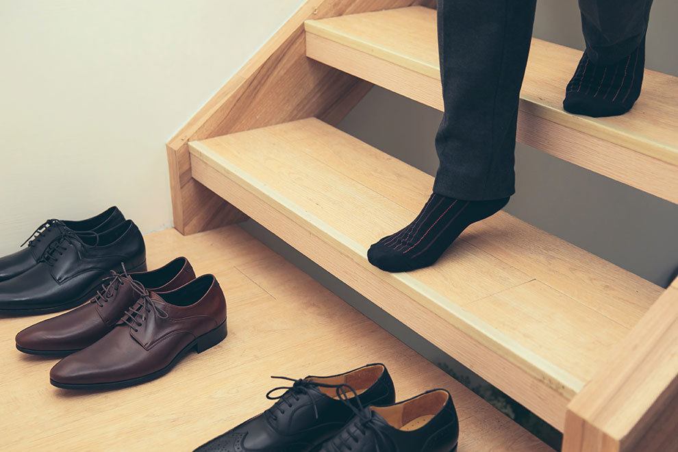 黑底紅色細條的紋抗菌除臭紳士襪搭配黑色西裝褲