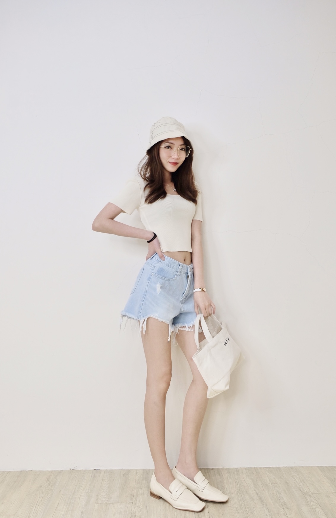 輕盈修飾版型淺丹寧刷破牛仔短褲