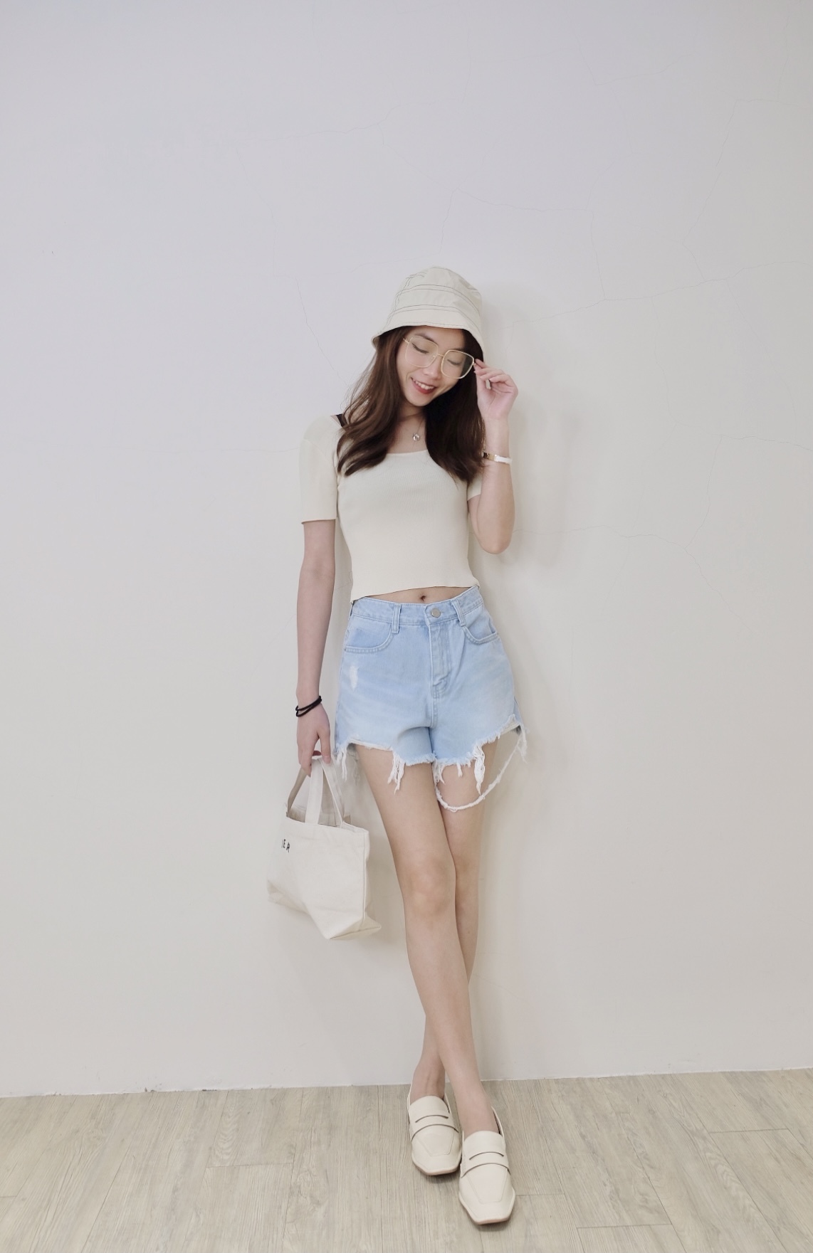 輕盈修飾版型淺丹寧刷破牛仔短褲
