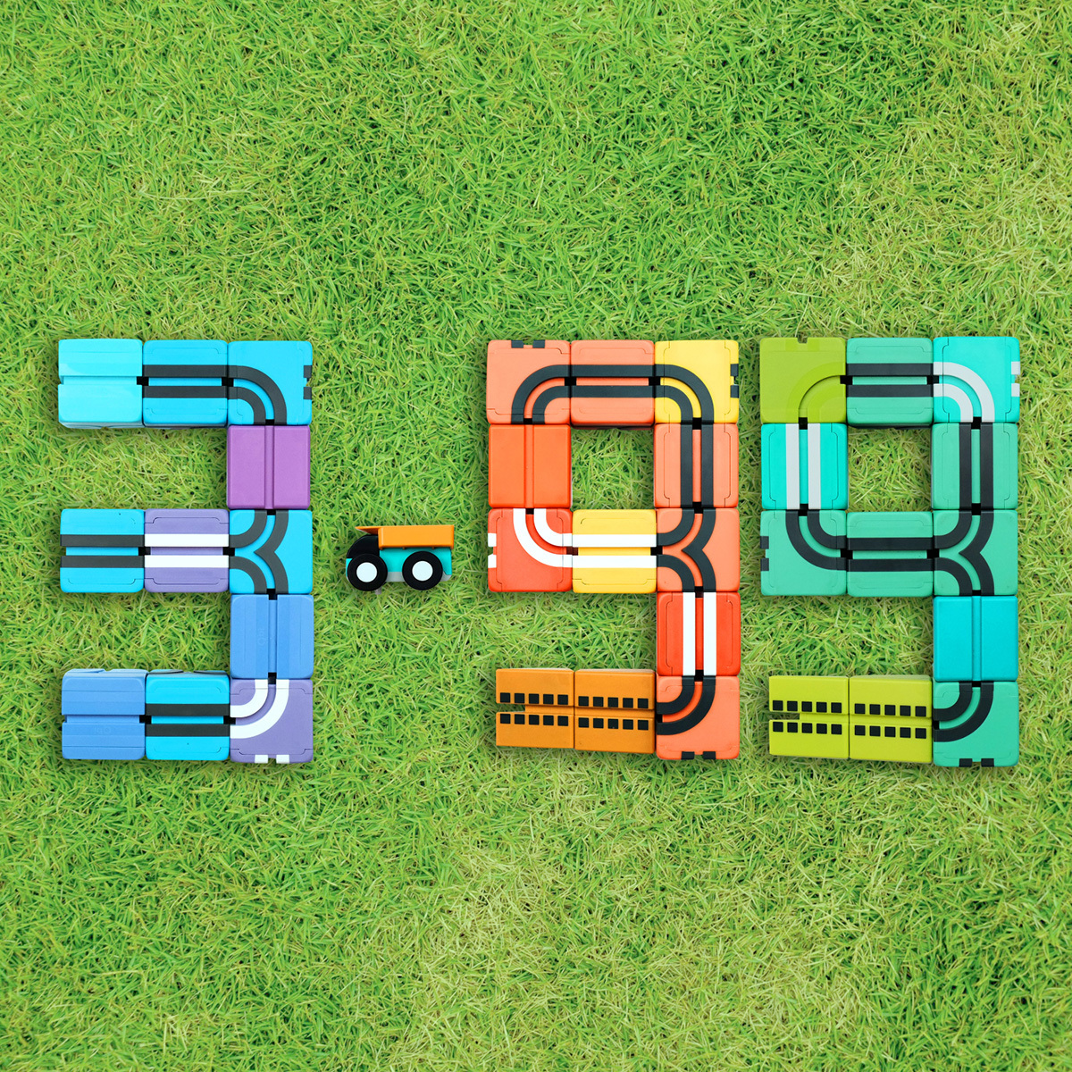 草地上有用彩色方塊積木排成的3到99數字