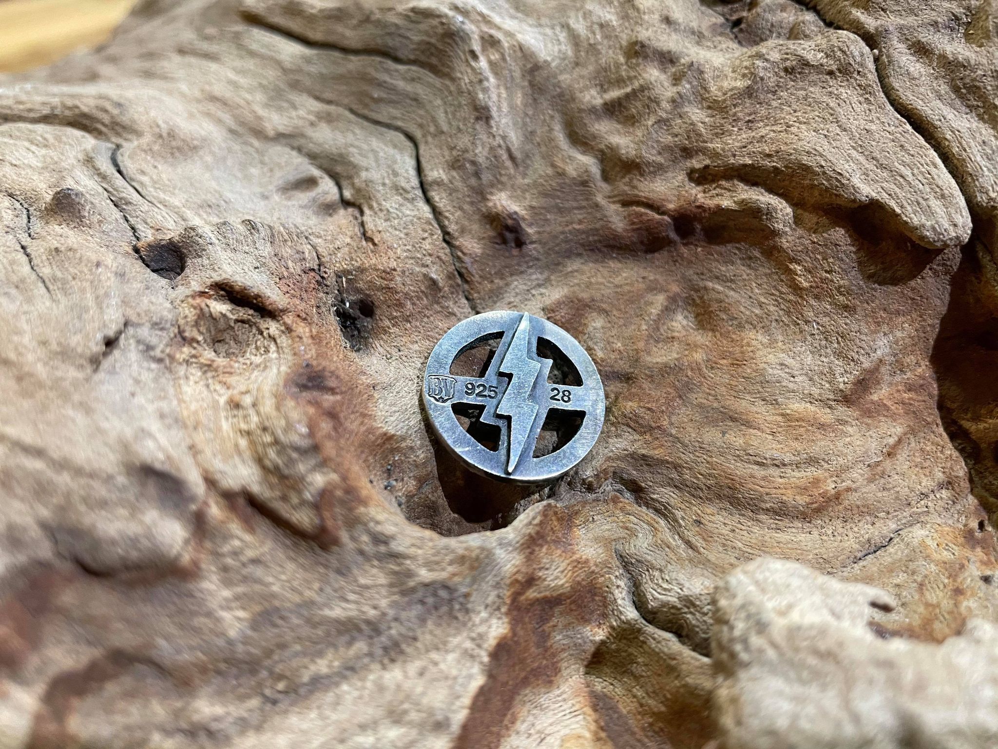 Black Venom Jewelry- Freedom & Prayer 純銀閃電十字銀輪(L)。