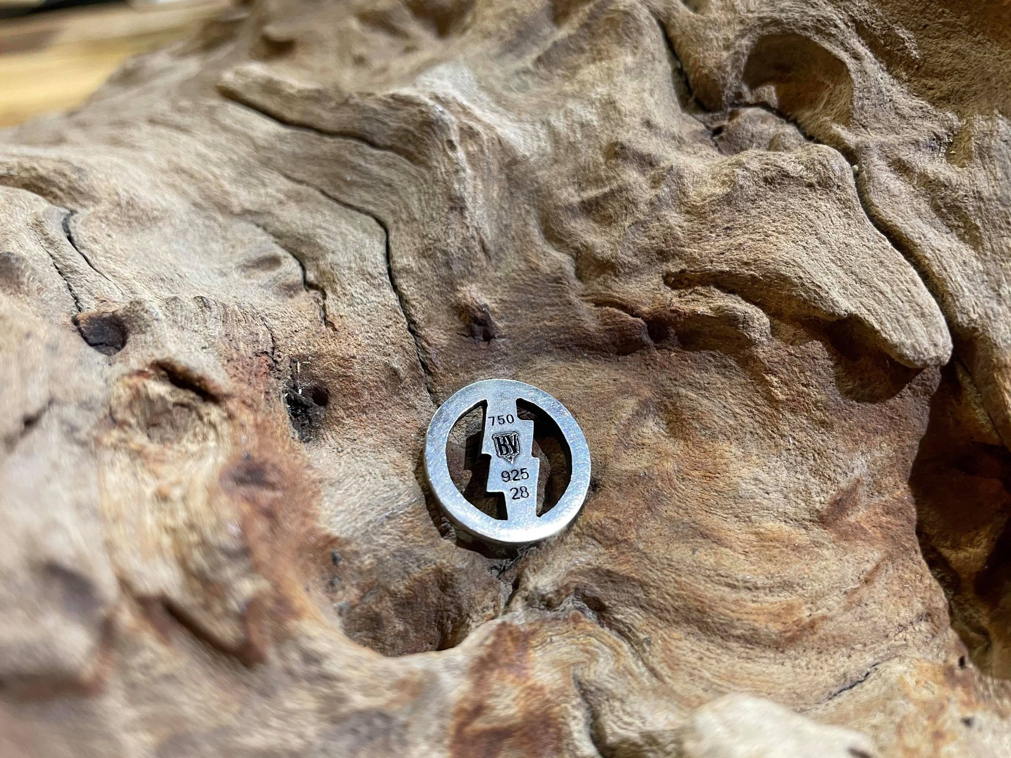 Black Venom Jewelry- Freedom & Prayer 18K金閃電輪(S)。