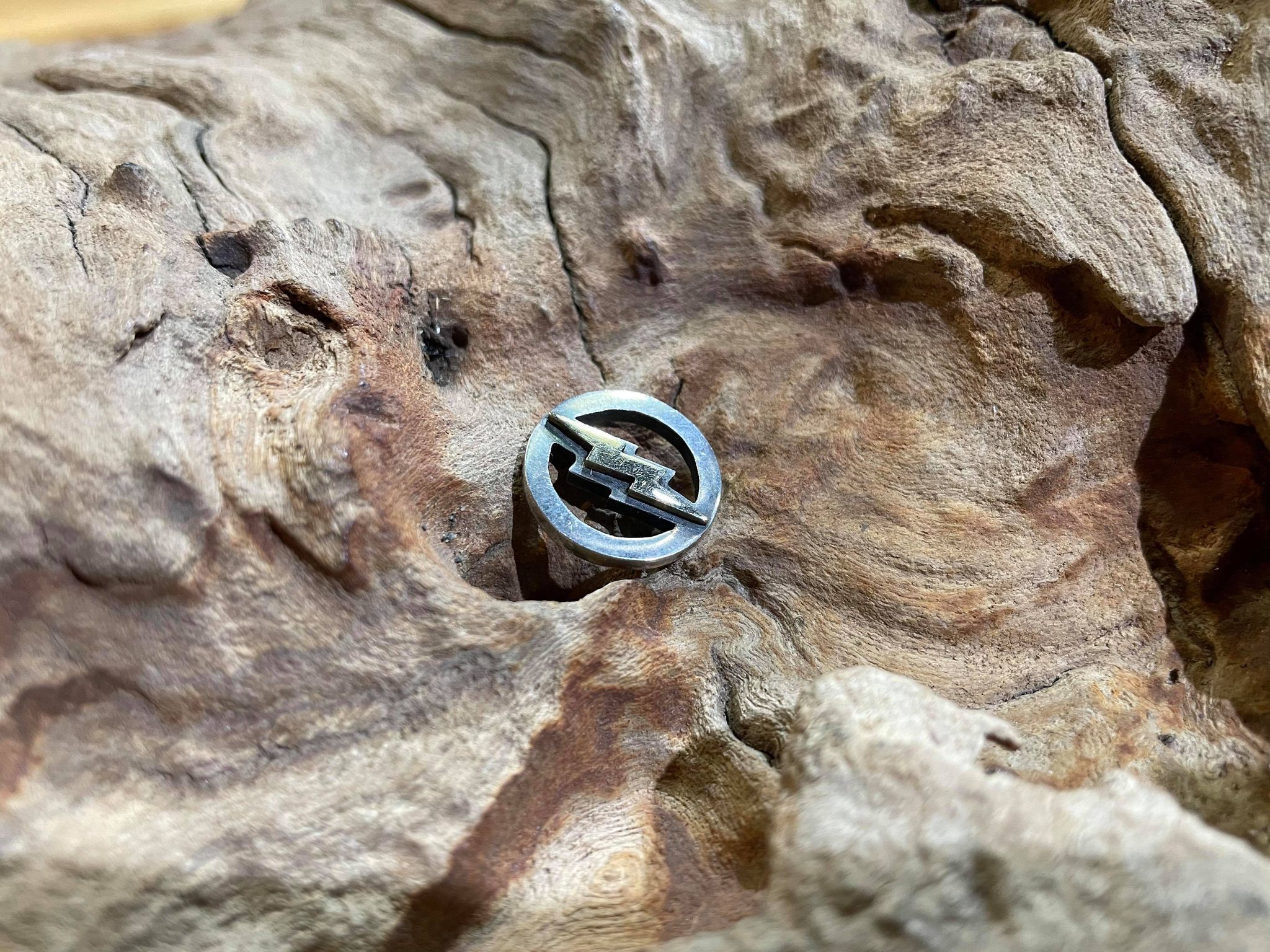 Black Venom Jewelry- Freedom & Prayer 18K金閃電輪(S)。