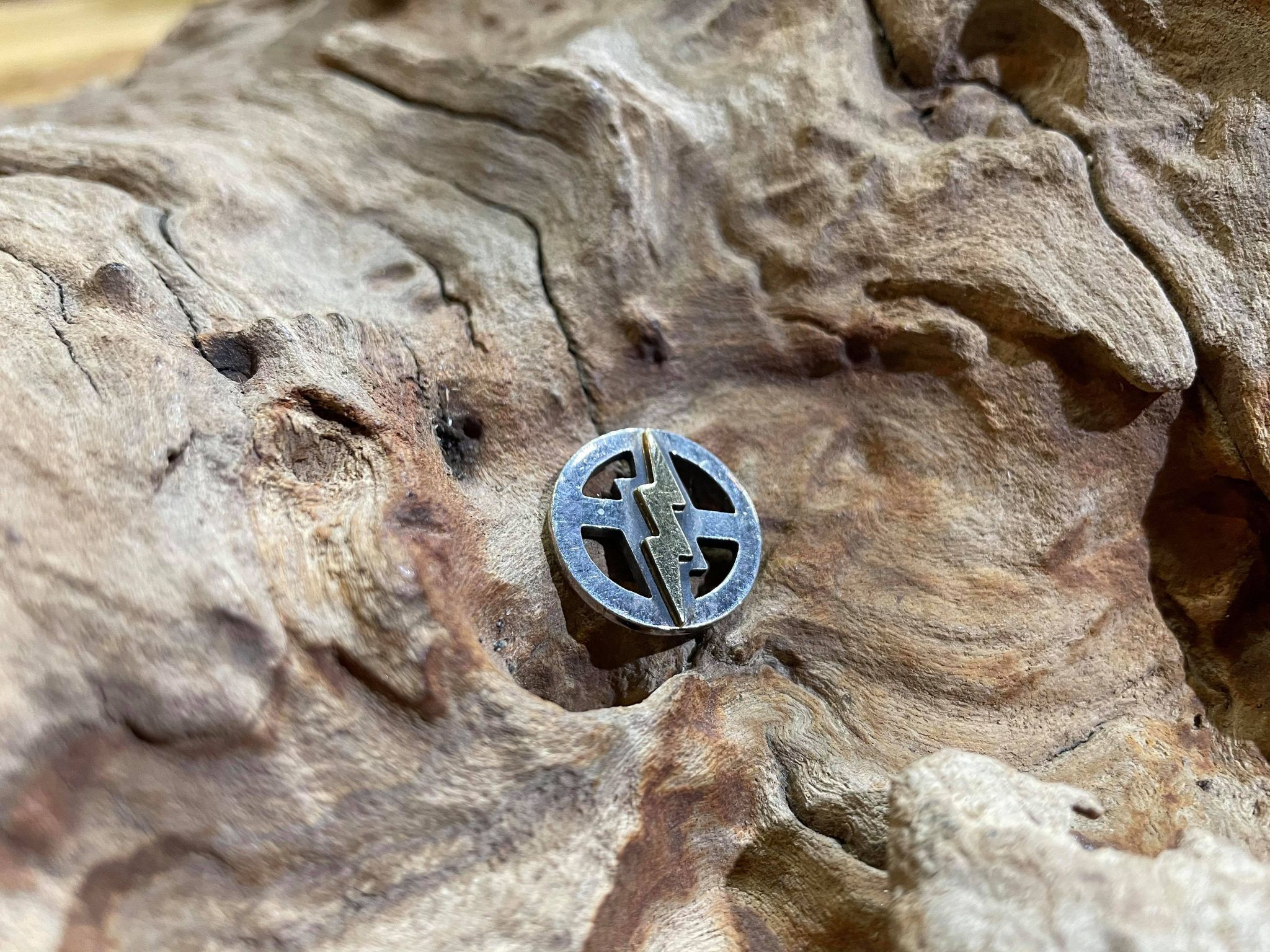 Black Venom Jewelry- Freedom & Prayer 18K金閃電十字輪(L)。