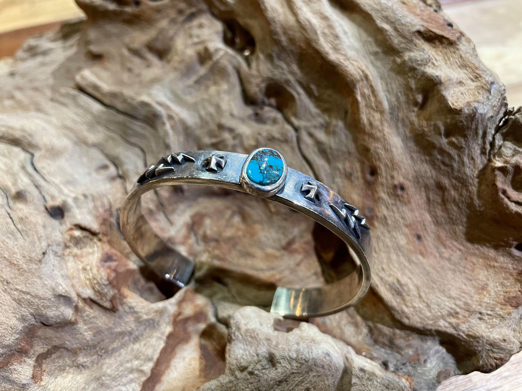 Black Venom Jewelry- Freedom & Prayer 純銀閃電、鐵十字手環鑲Bisbee松石(S寬度)。