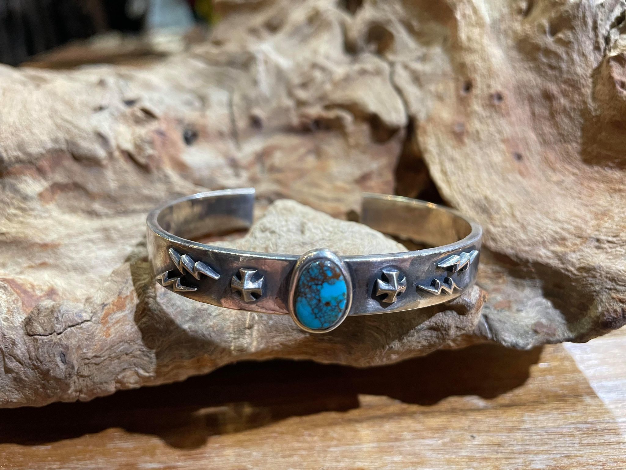 Black Venom Jewelry- Freedom & Prayer 純銀閃電、鐵十字手環鑲Bisbee松石(S寬度)。