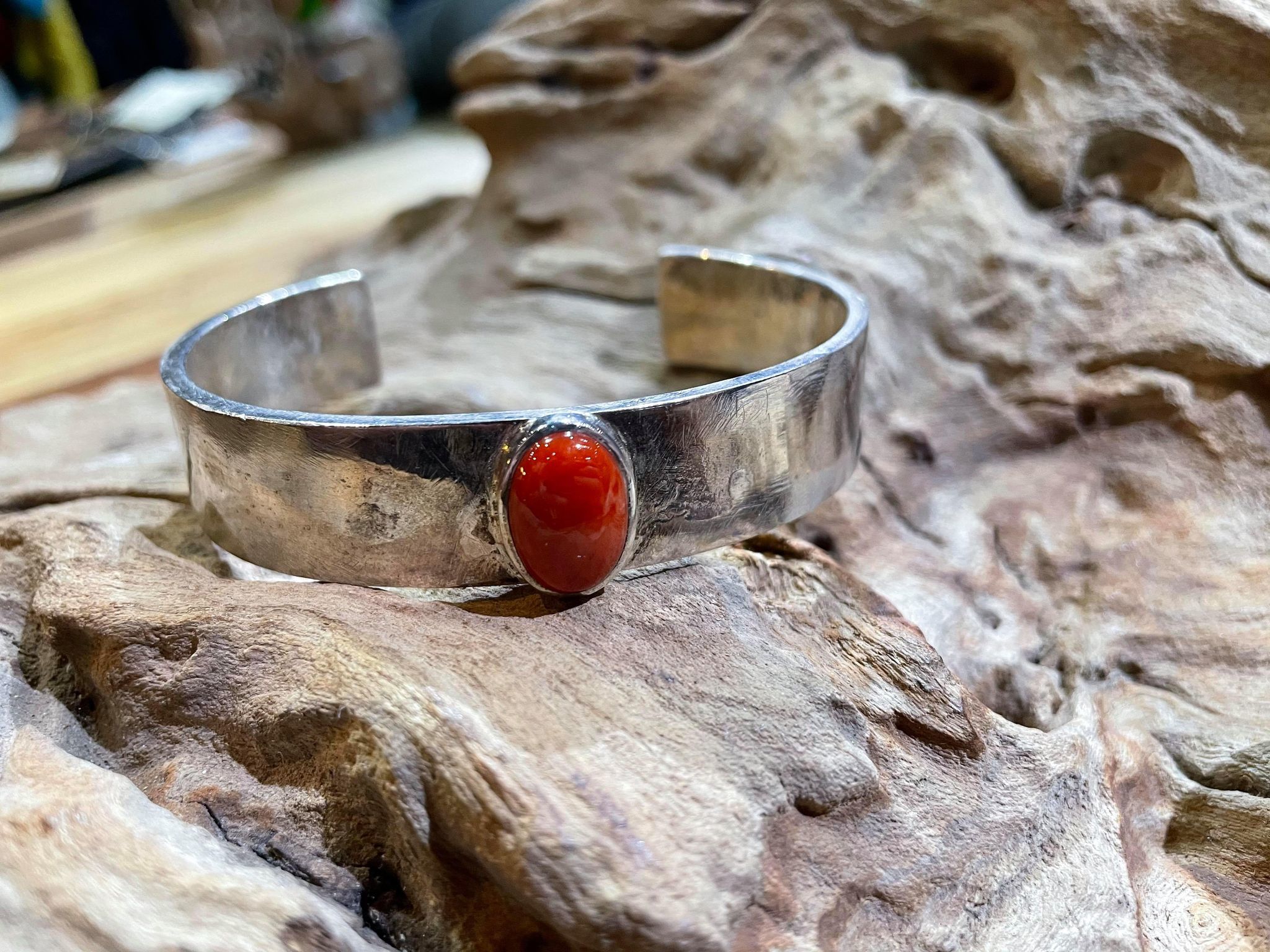 Black Venom Jewelry- Freedom & Prayer 純銀素面手環鑲沙丁珊瑚(M寬度)。