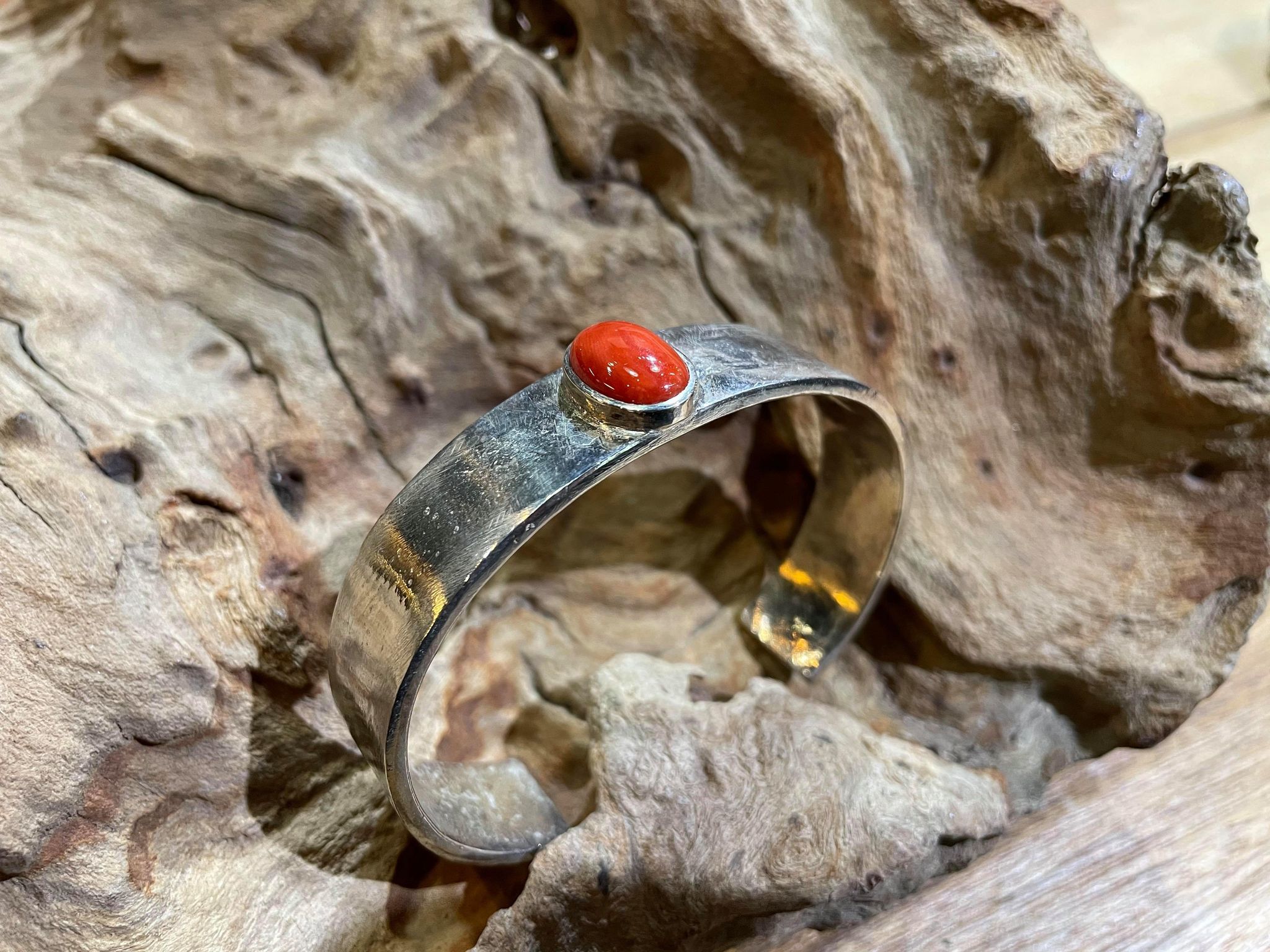 Black Venom Jewelry- Freedom & Prayer 純銀素面手環鑲沙丁珊瑚(M寬度)。