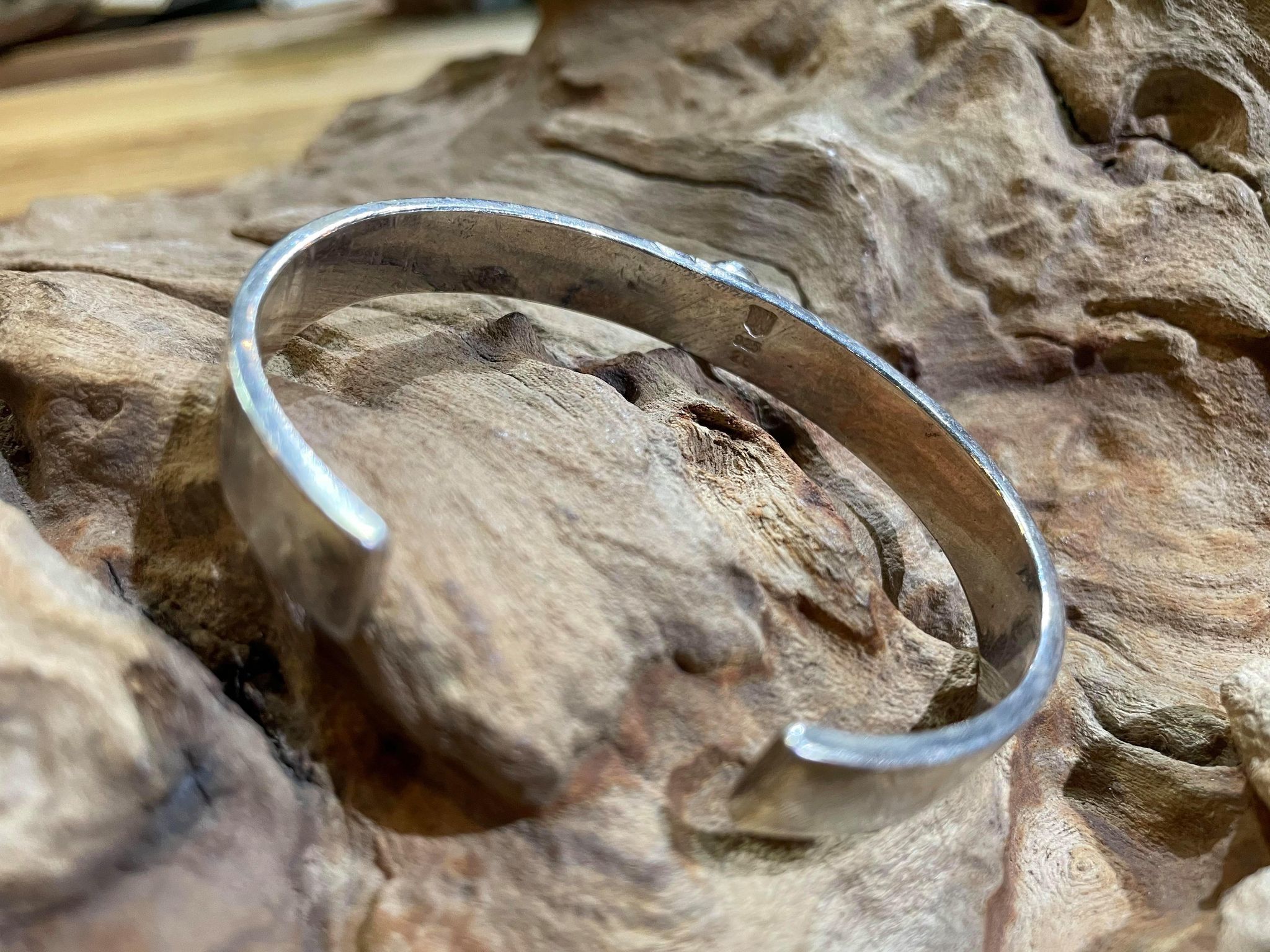 Black Venom Jewelry- Freedom & Prayer 純銀素面手環鑲沙丁珊瑚(S寬度)。