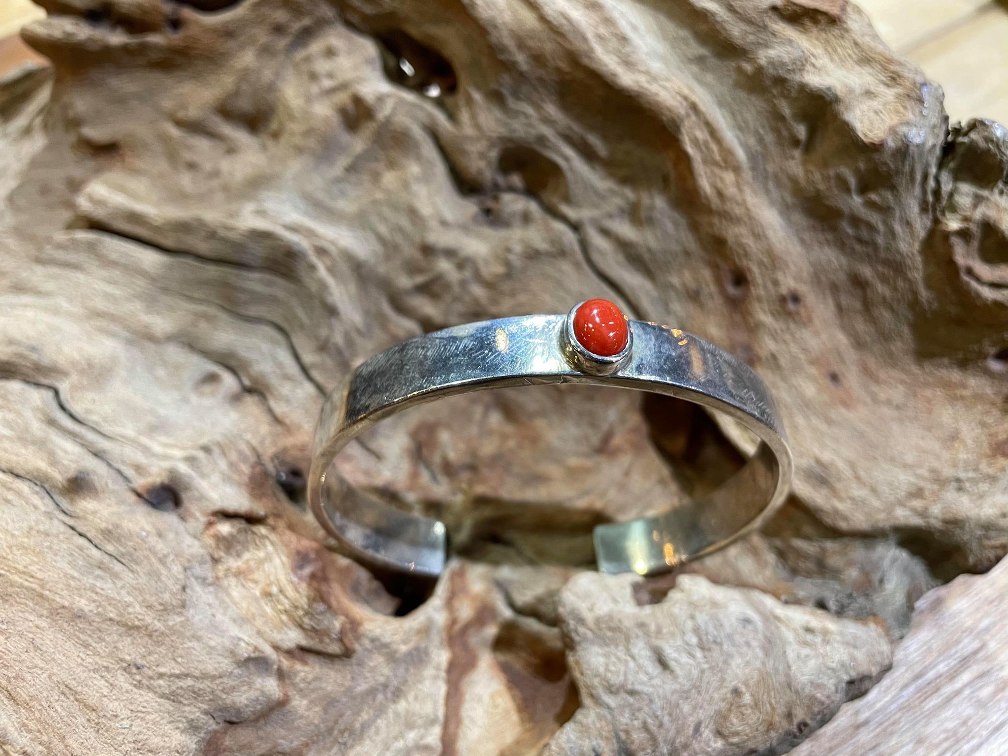 Black Venom Jewelry- Freedom & Prayer 純銀素面手環鑲沙丁珊瑚(S寬度)。