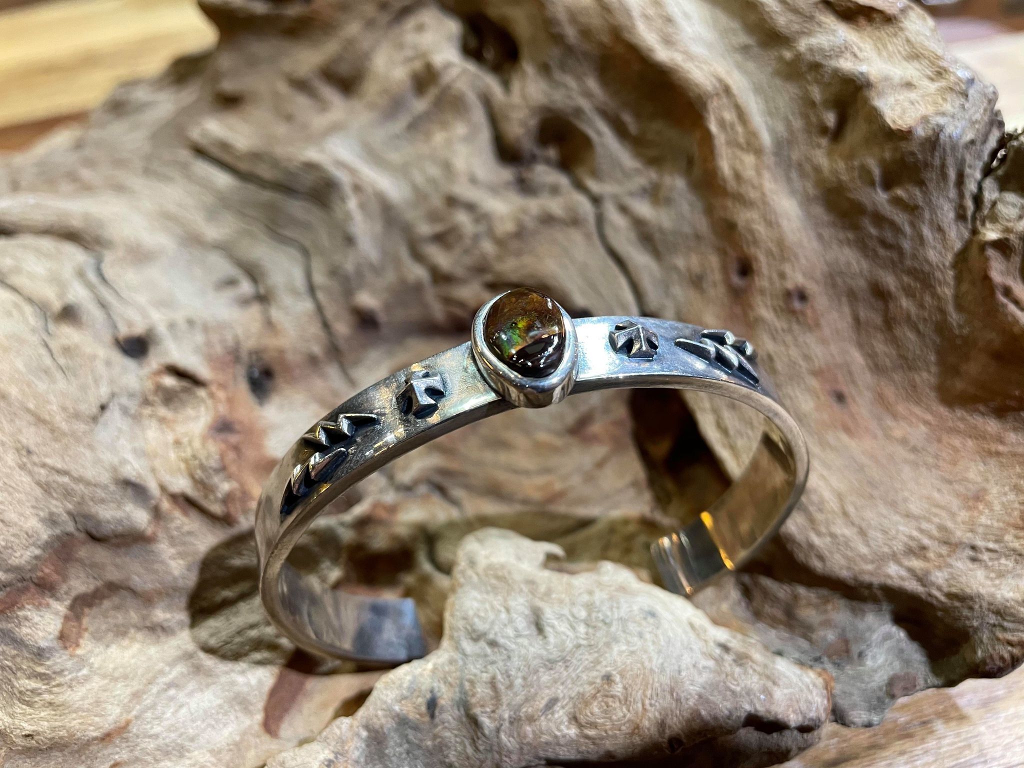 Black Venom Jewelry- Freedom & Prayer 純銀閃電、鐵十字手環鑲Fire Agate火瑪瑙(S寬度)。