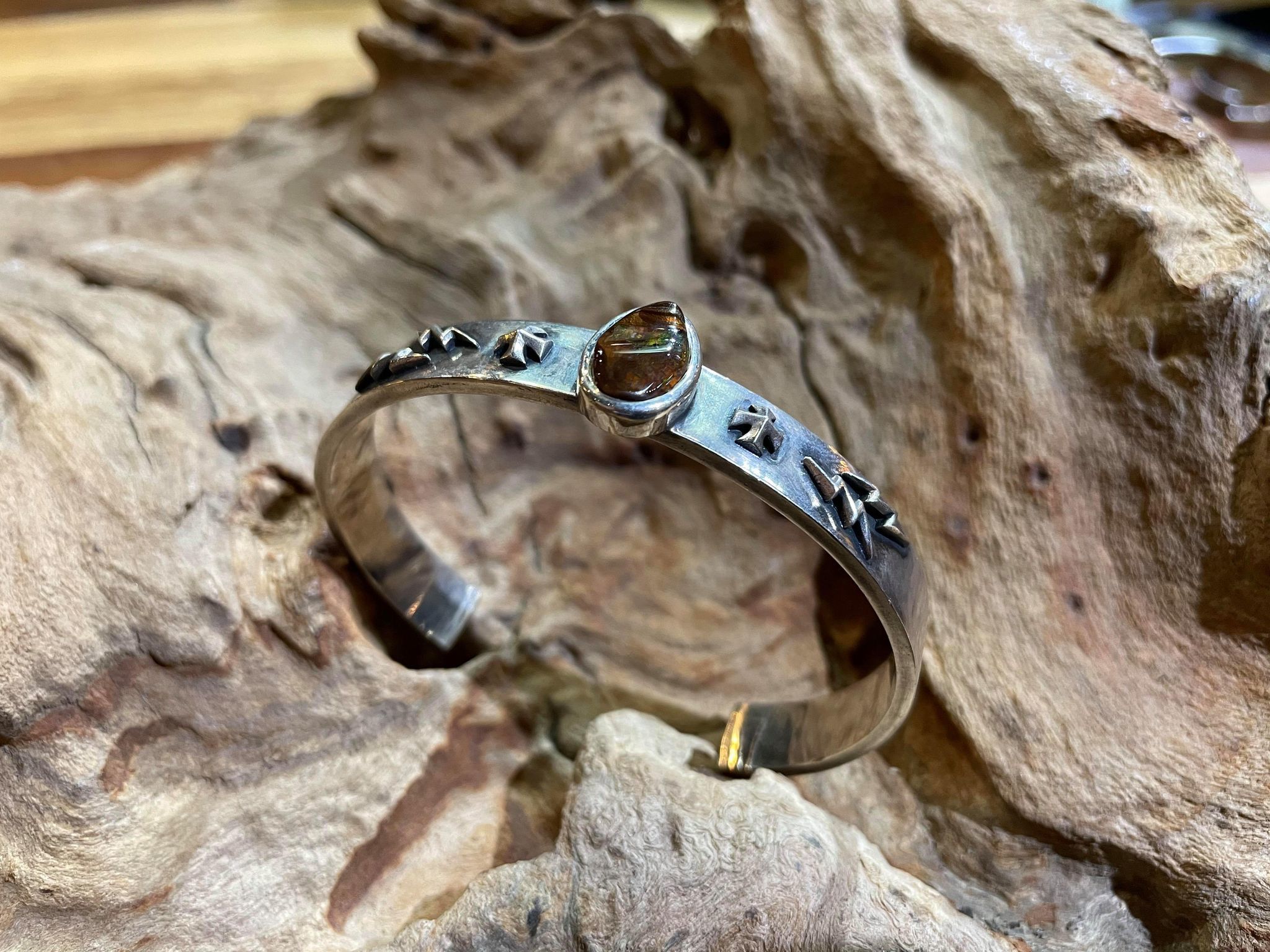 Black Venom Jewelry- Freedom & Prayer 純銀閃電、鐵十字手環鑲Fire Agate火瑪瑙(S寬度)。