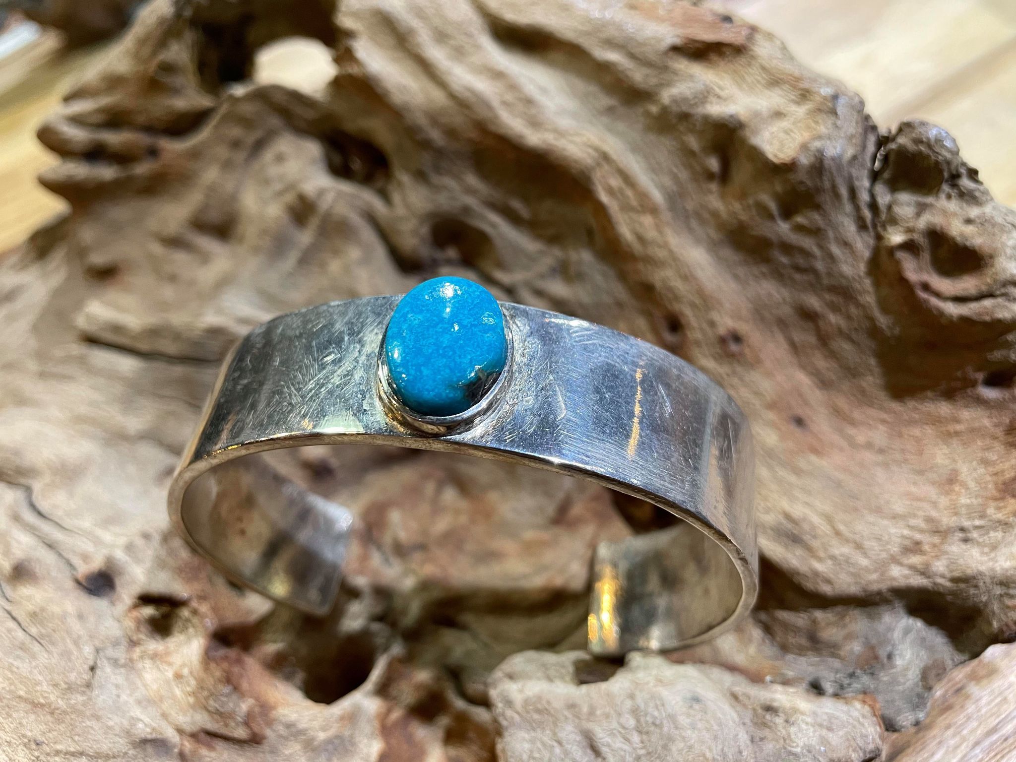 Black Venom Jewelry- Freedom & Prayer 純銀素面手環鑲Kingman松石(M寬度)。