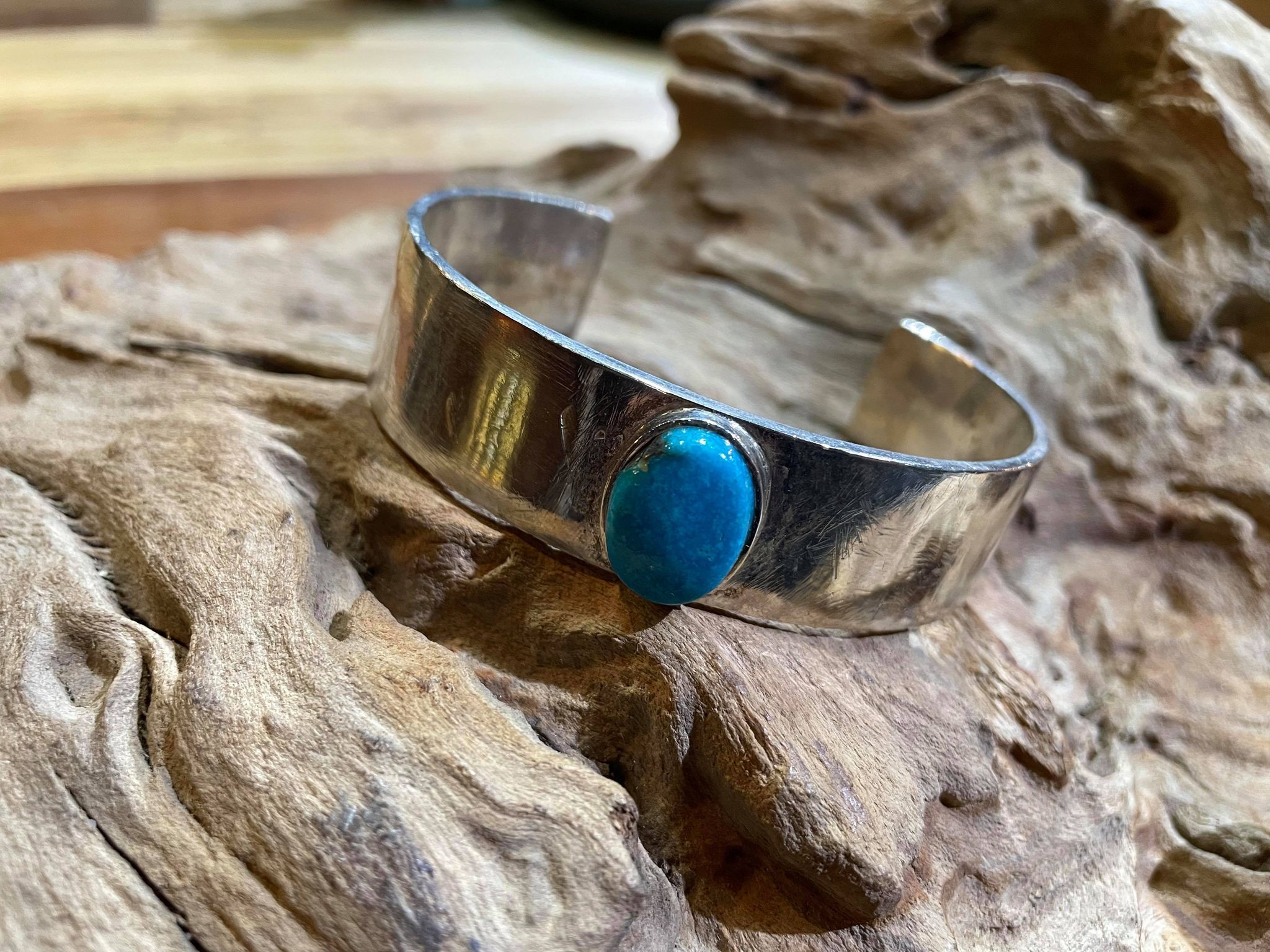 Black Venom Jewelry- Freedom & Prayer 純銀素面手環鑲Kingman松石(M寬度)。