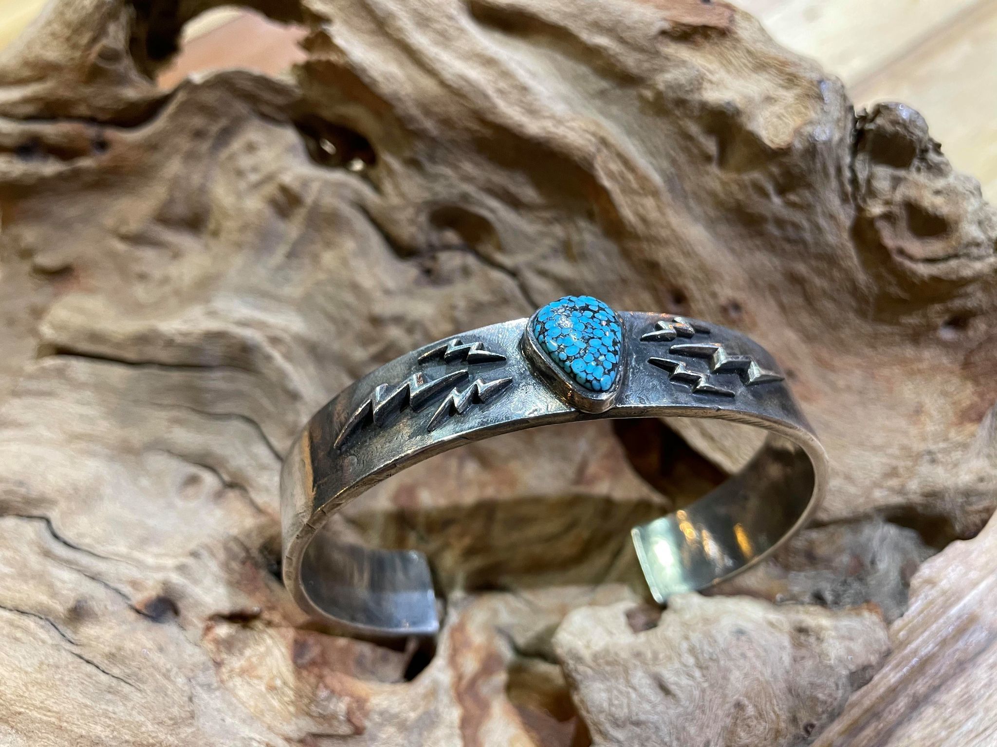 Black Venom Jewelry- Freedom & Prayer 純銀閃電手環鑲Kingman黑蜘蛛紋松石(M寬度)。