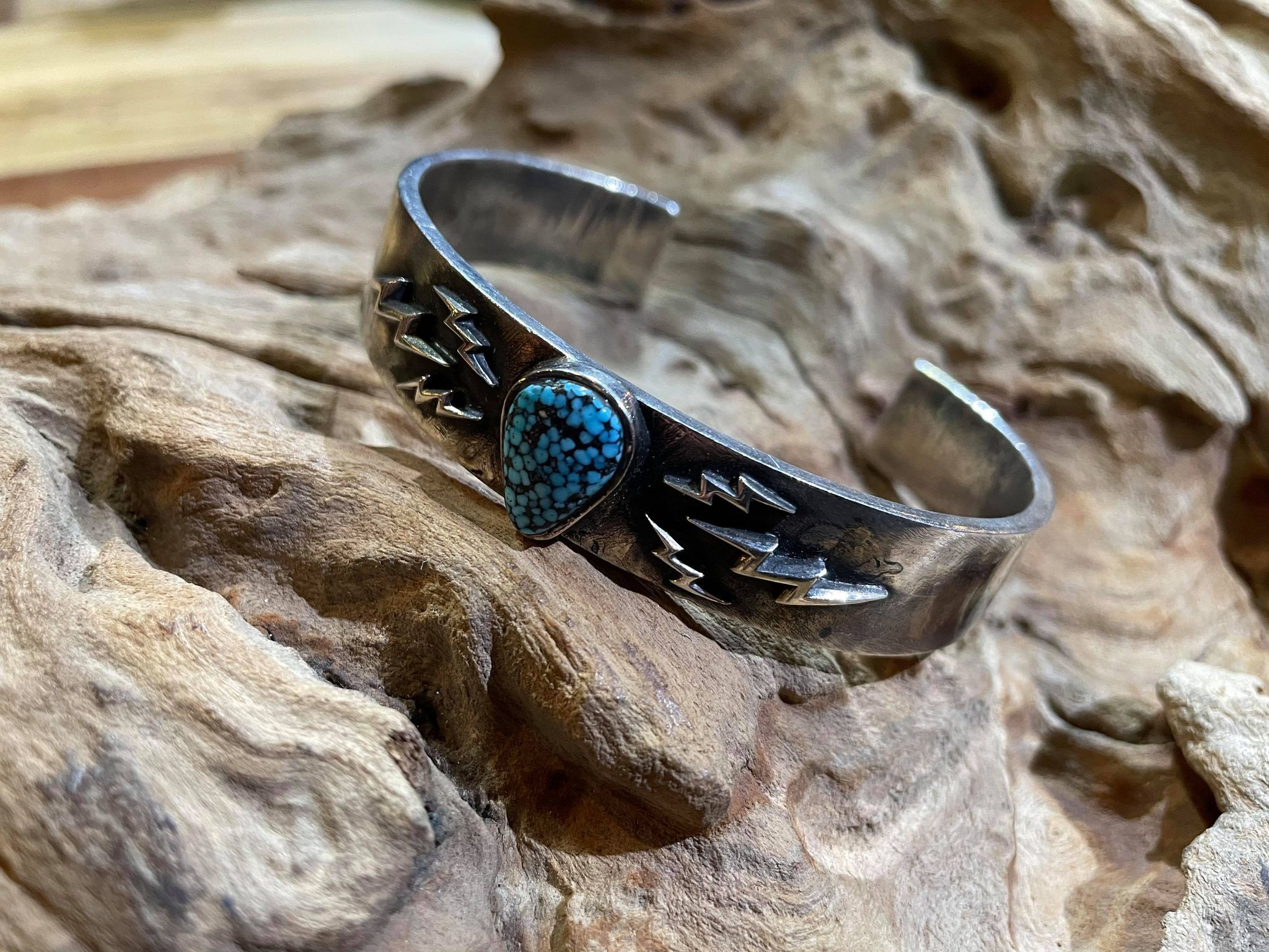 Black Venom Jewelry- Freedom & Prayer 純銀閃電手環鑲Kingman黑蜘蛛紋松石(M寬度)。