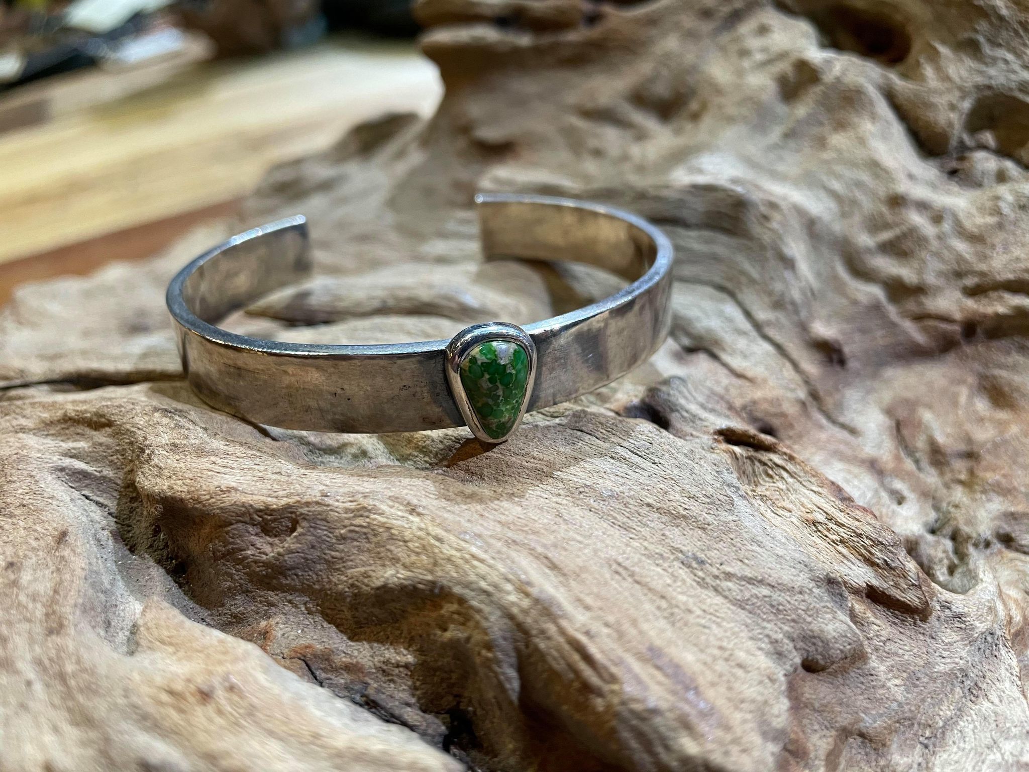 Black Venom Jewelry- Freedom & Prayer 純銀素面手環鑲Sonora Gold松石(S寬度)。