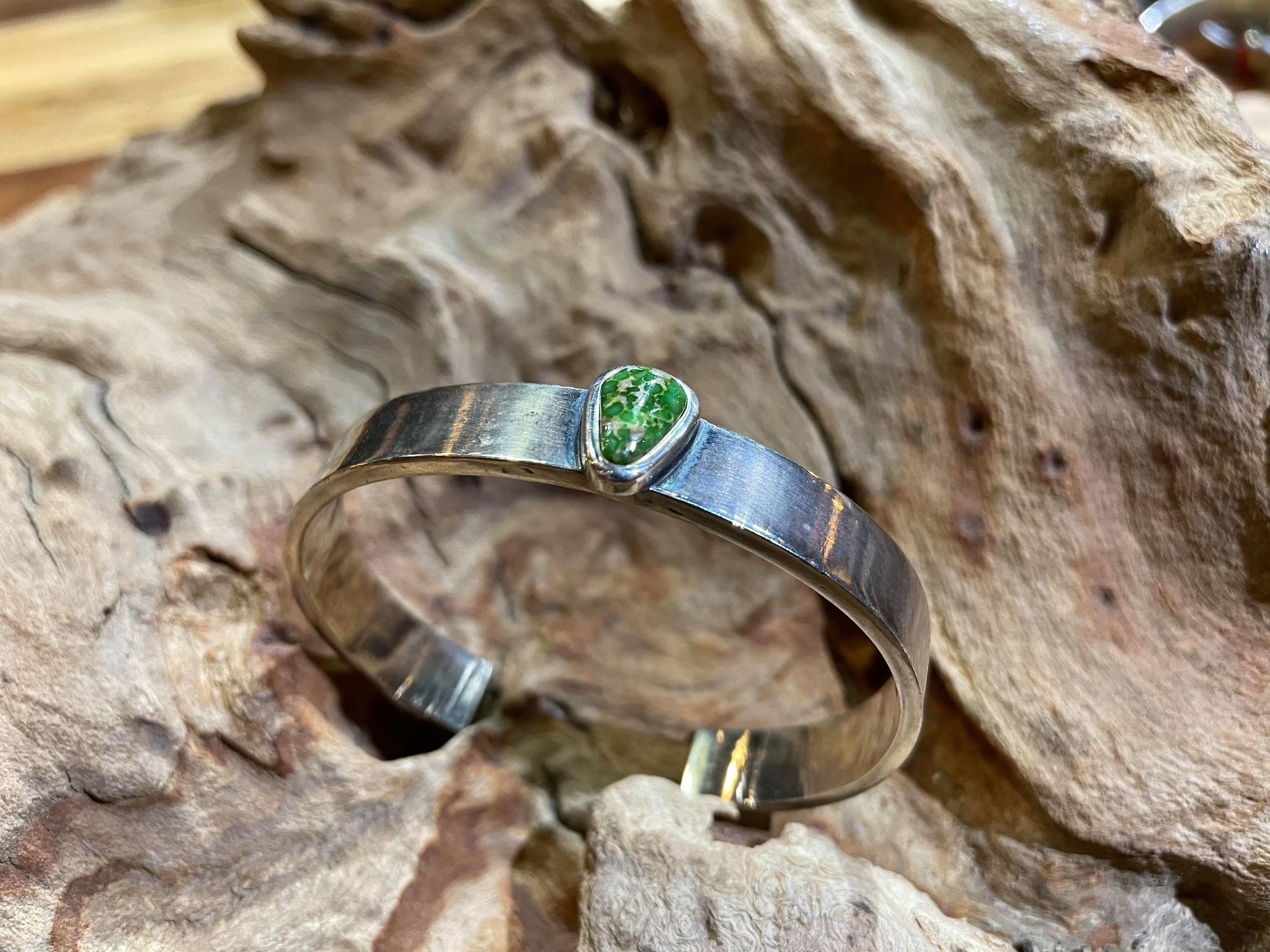 Black Venom Jewelry- Freedom & Prayer 純銀素面手環鑲Sonora Gold松石(S寬度)。