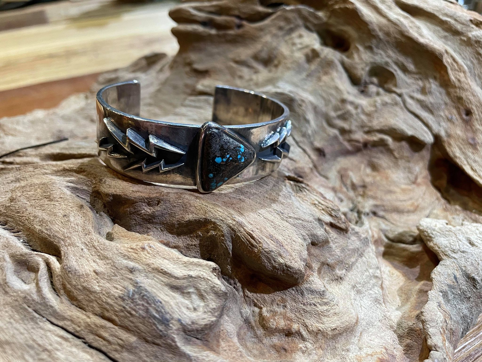 Black Venom Jewelry- Freedom & Prayer 純銀閃電、鐵十字手環鑲Thunder Mountain松石(L寬度)。