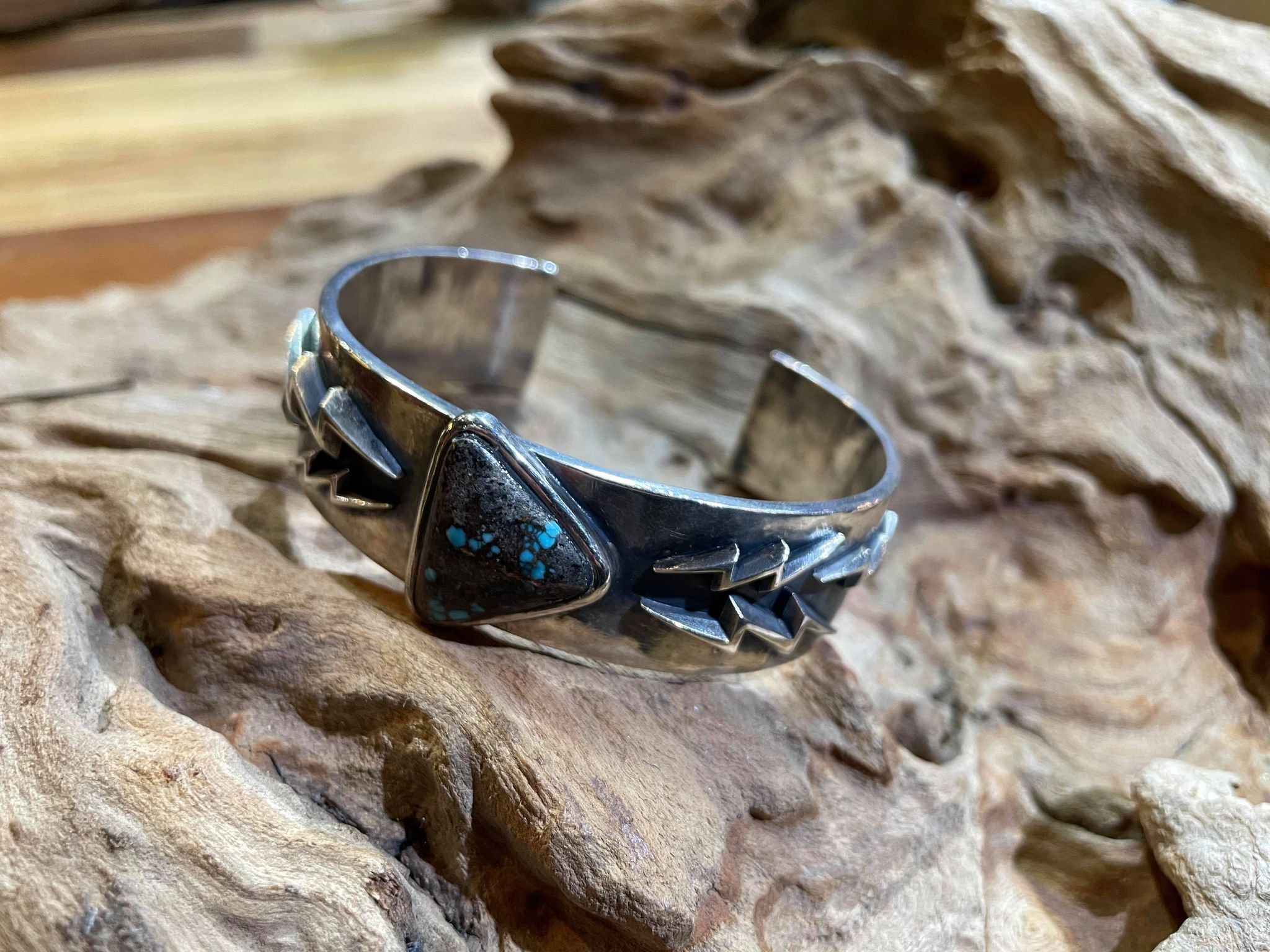 Black Venom Jewelry- Freedom & Prayer 純銀閃電、鐵十字手環鑲Thunder Mountain松石(L寬度)。