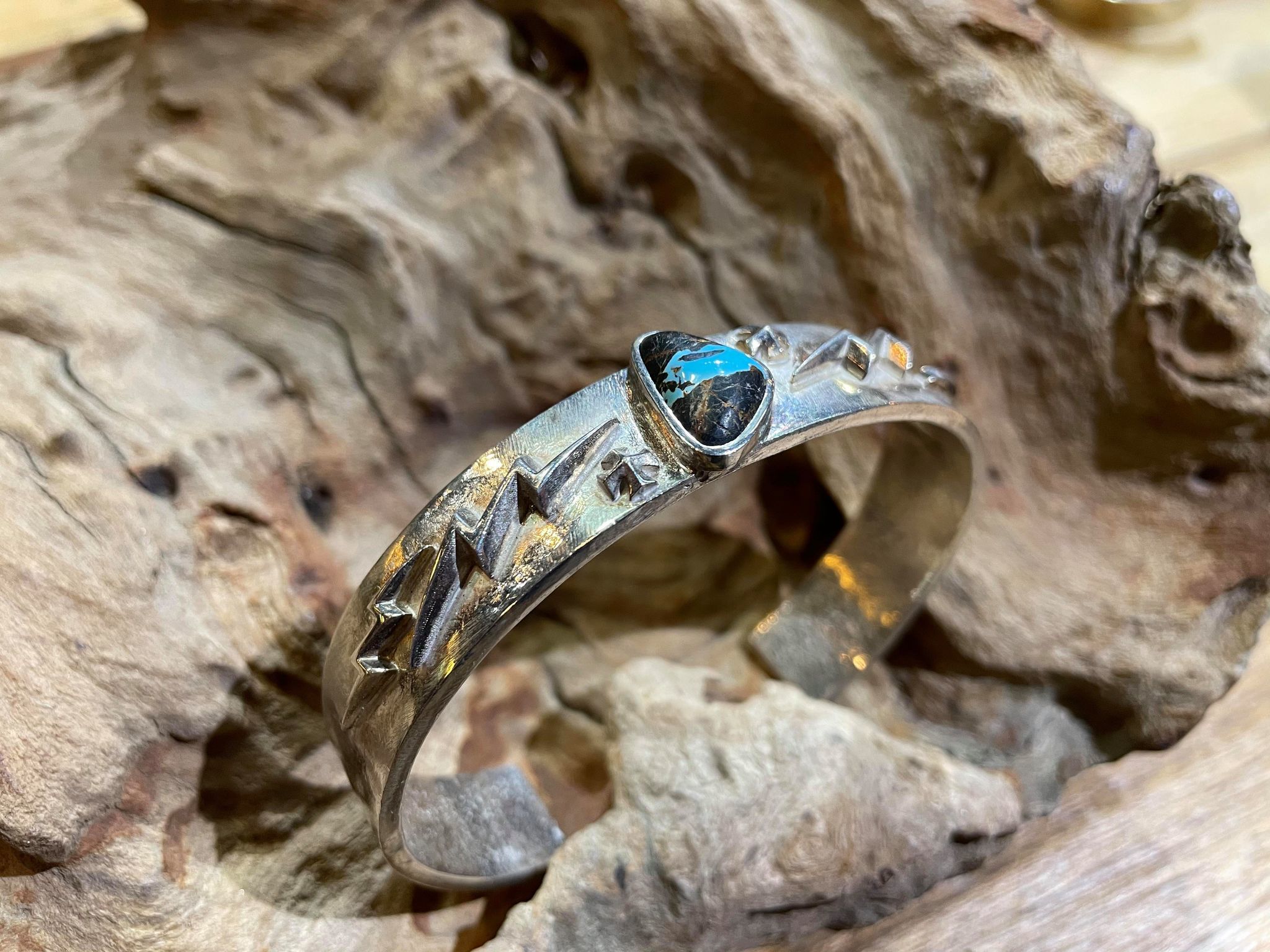 Black Venom Jewelry- Freedom & Prayer 純銀閃電、鐵十字手環鑲Thunder Mountain松石(M寬度)。