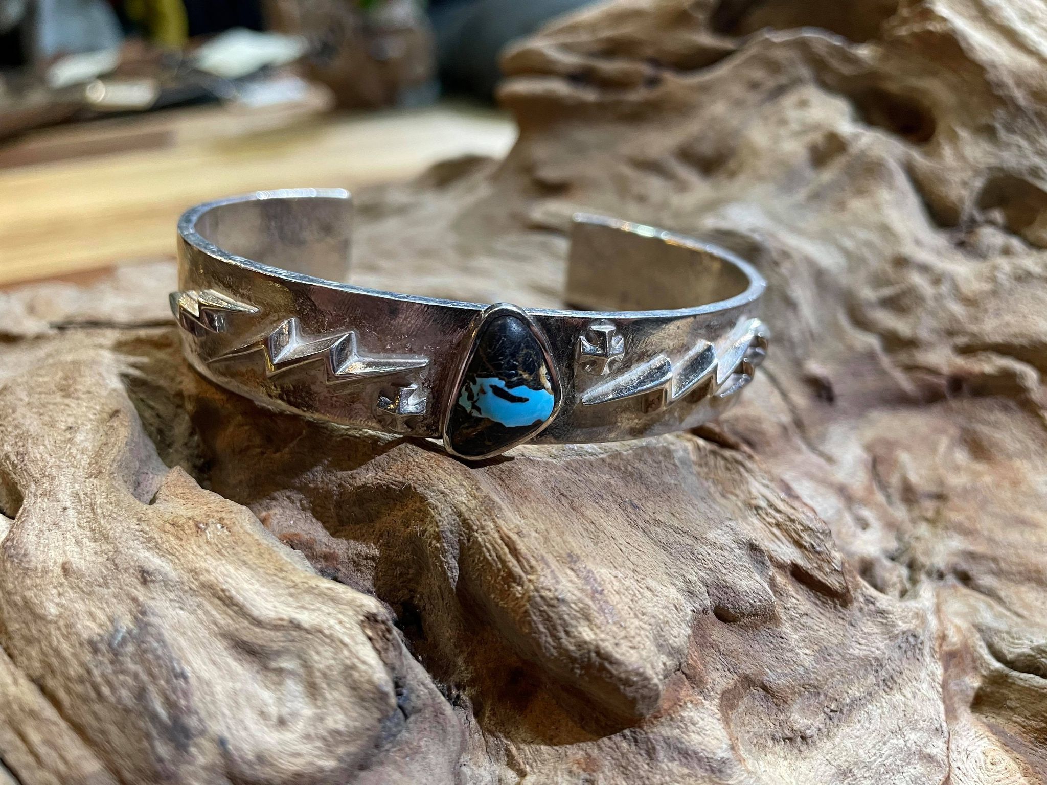 Black Venom Jewelry- Freedom & Prayer 純銀閃電、鐵十字手環鑲Thunder Mountain松石(M寬度)。