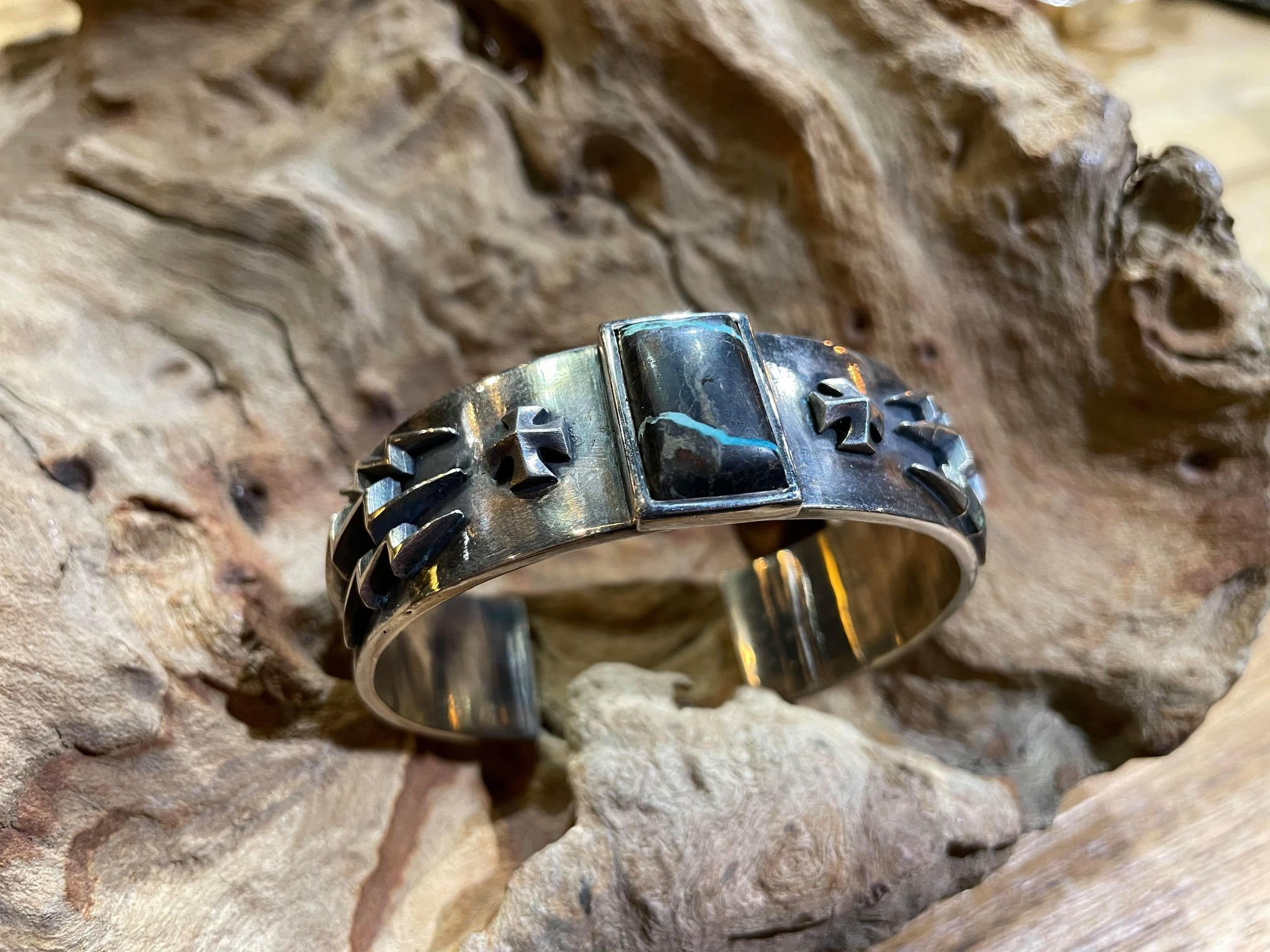 Black Venom Jewelry- Freedom & Prayer 純銀閃電、鐵十字手環鑲方形Thunder Mountain松石(L寬度)。