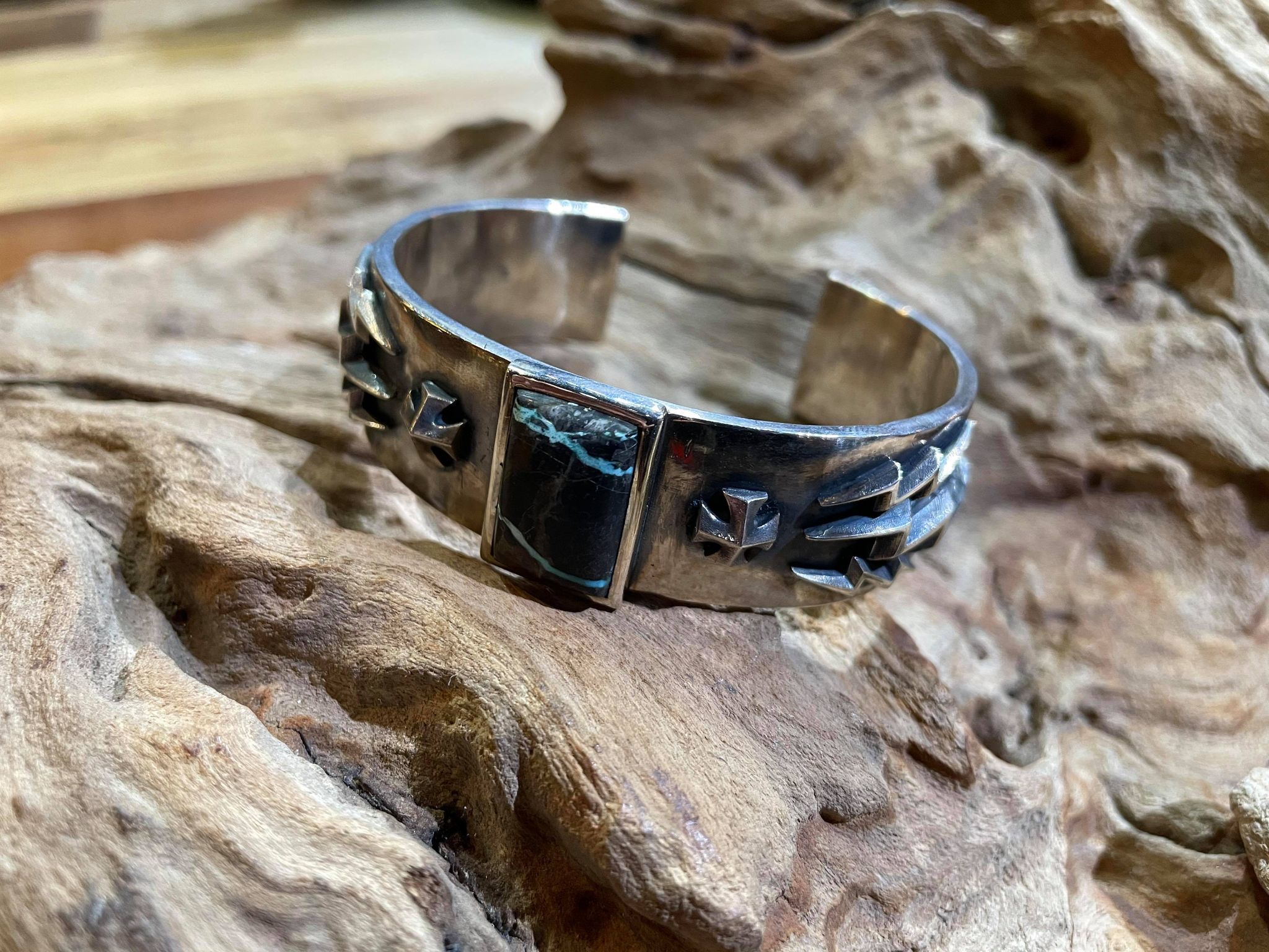 Black Venom Jewelry- Freedom & Prayer 純銀閃電、鐵十字手環鑲方形Thunder Mountain松石(L寬度)。