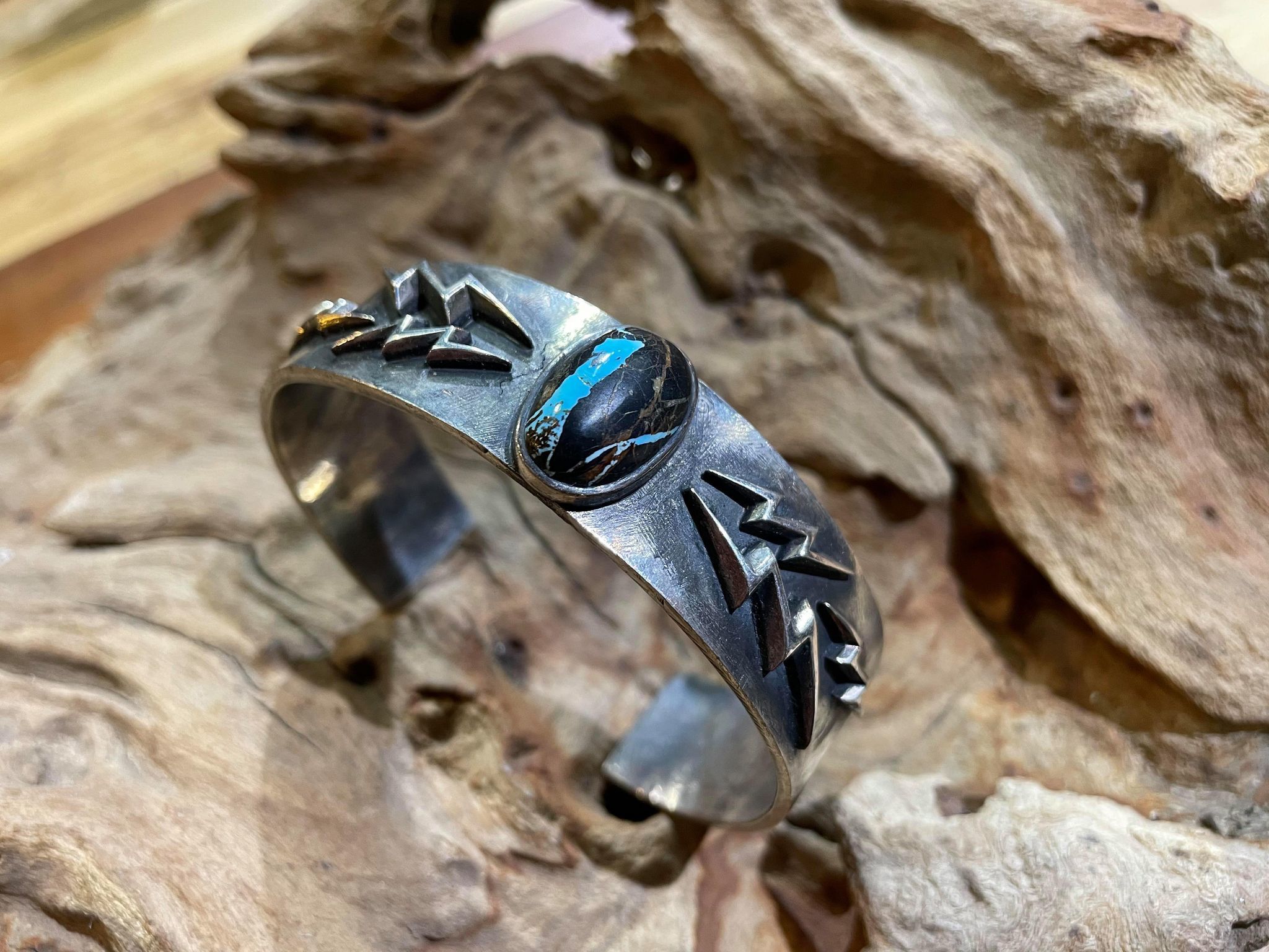 Black Venom Jewelry- Freedom & Prayer 純銀閃電、鐵十字手環鑲Thunder Mountain松石(L寬度)。