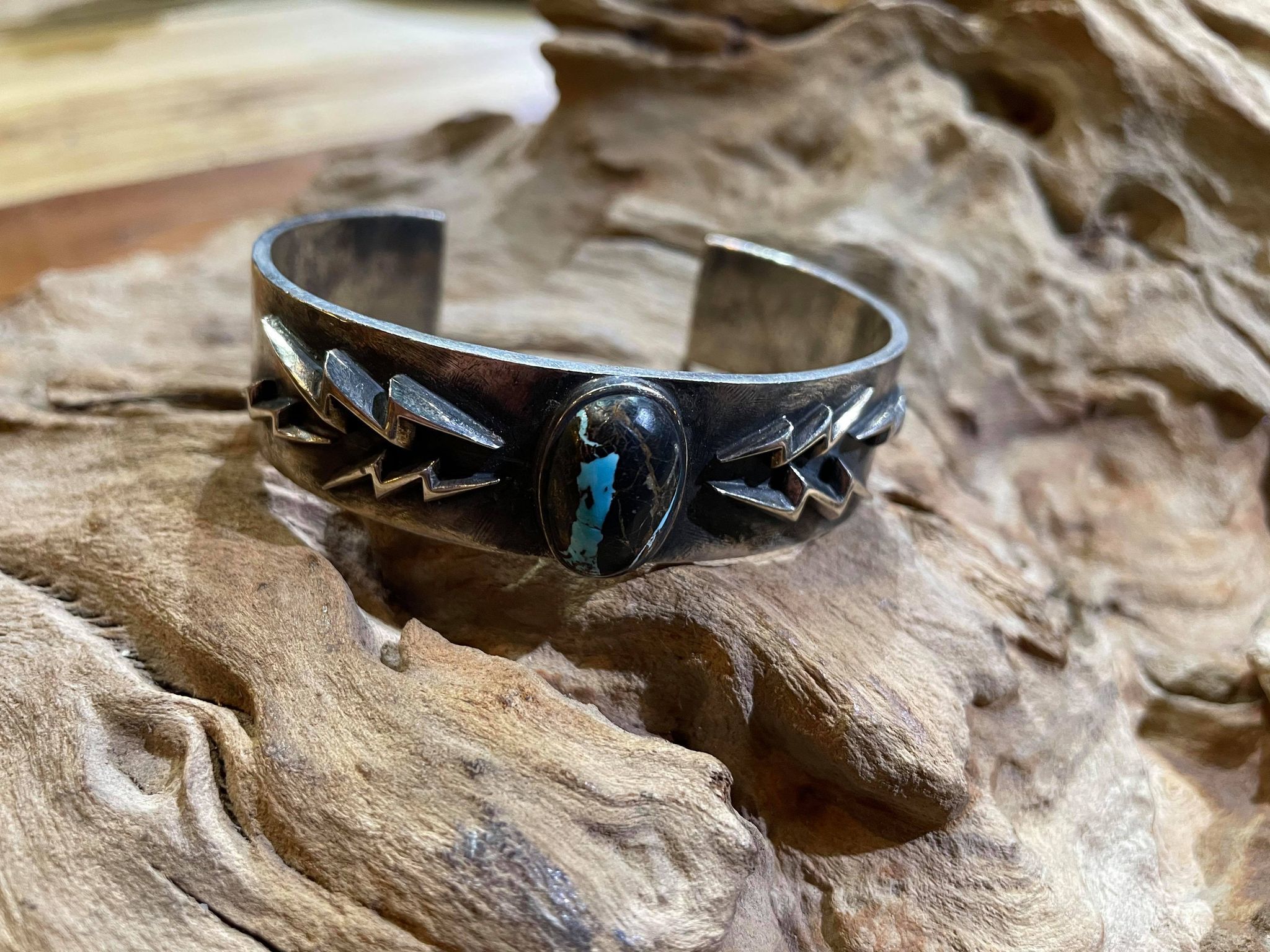 Black Venom Jewelry- Freedom & Prayer 純銀閃電、鐵十字手環鑲Thunder Mountain松石(L寬度)。